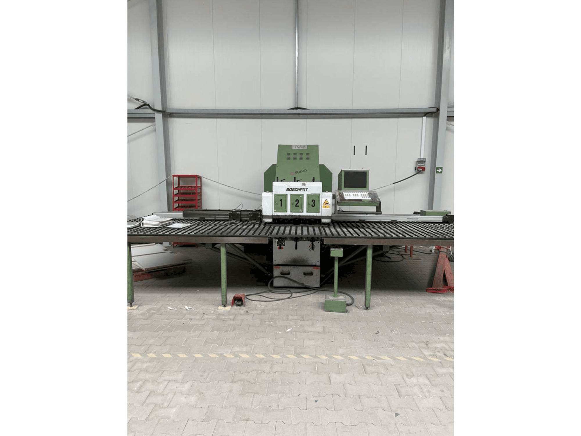A BOSCHERT TRI 1250 CNC Z gép elölnézete