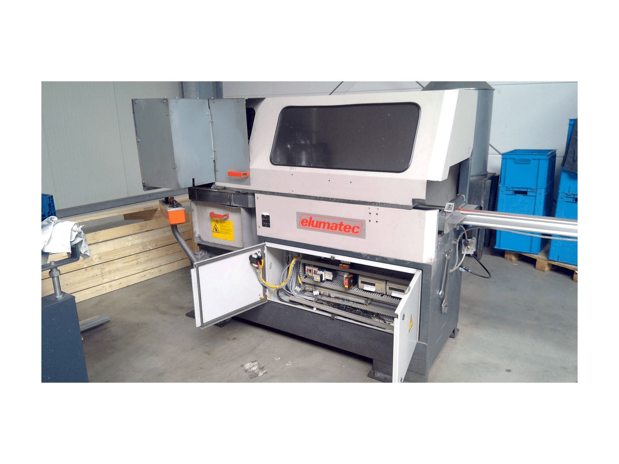 A Elumatec SA 142/38 gép elölnézete