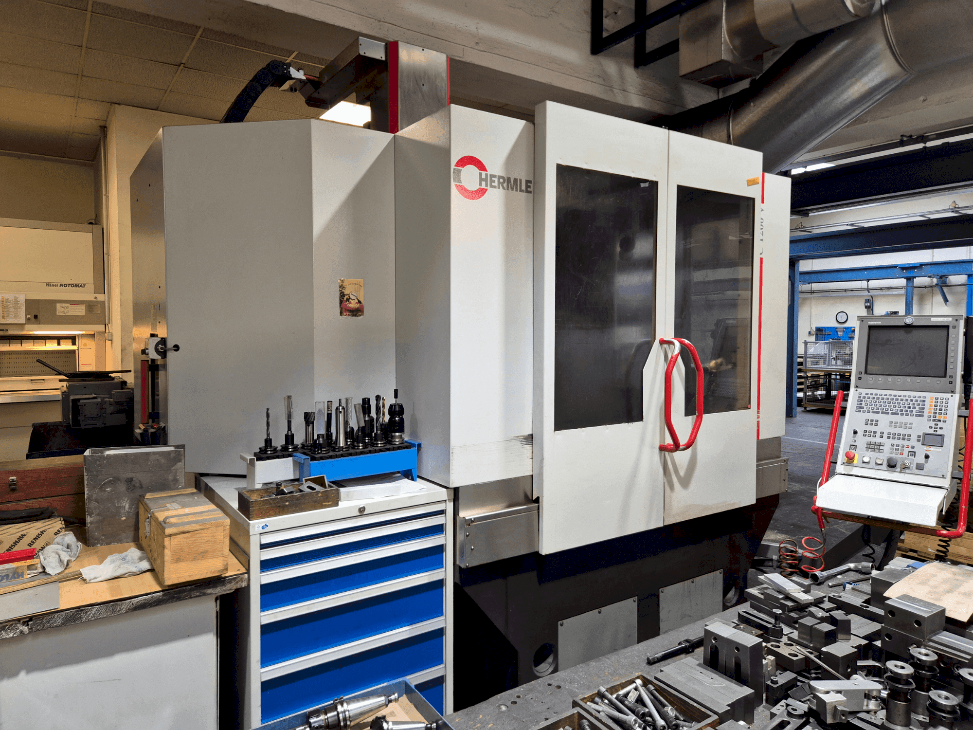 A HERMLE C 1200 V gép elölnézete