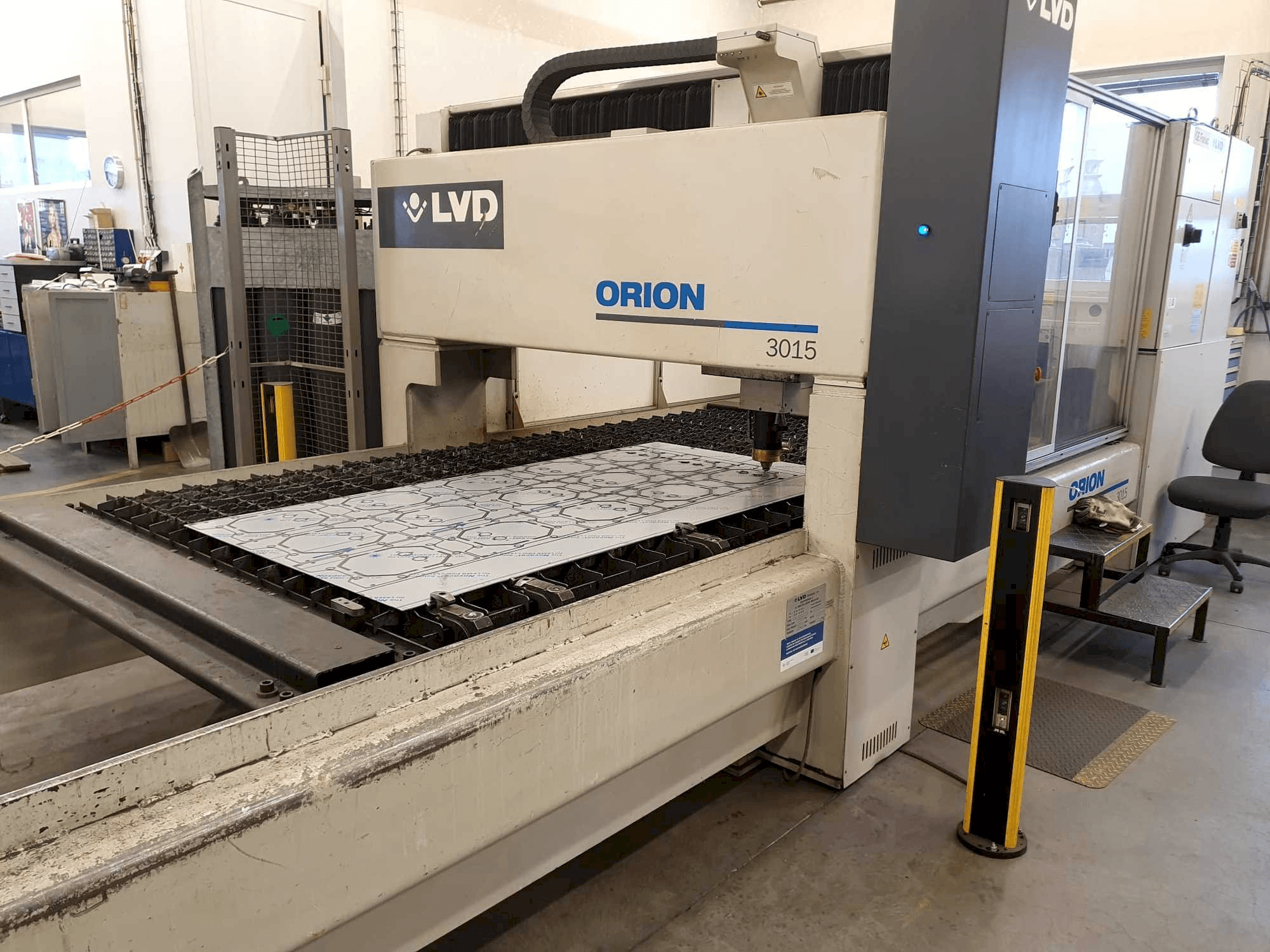 A LVD Orion 3015 gép oldalnézete