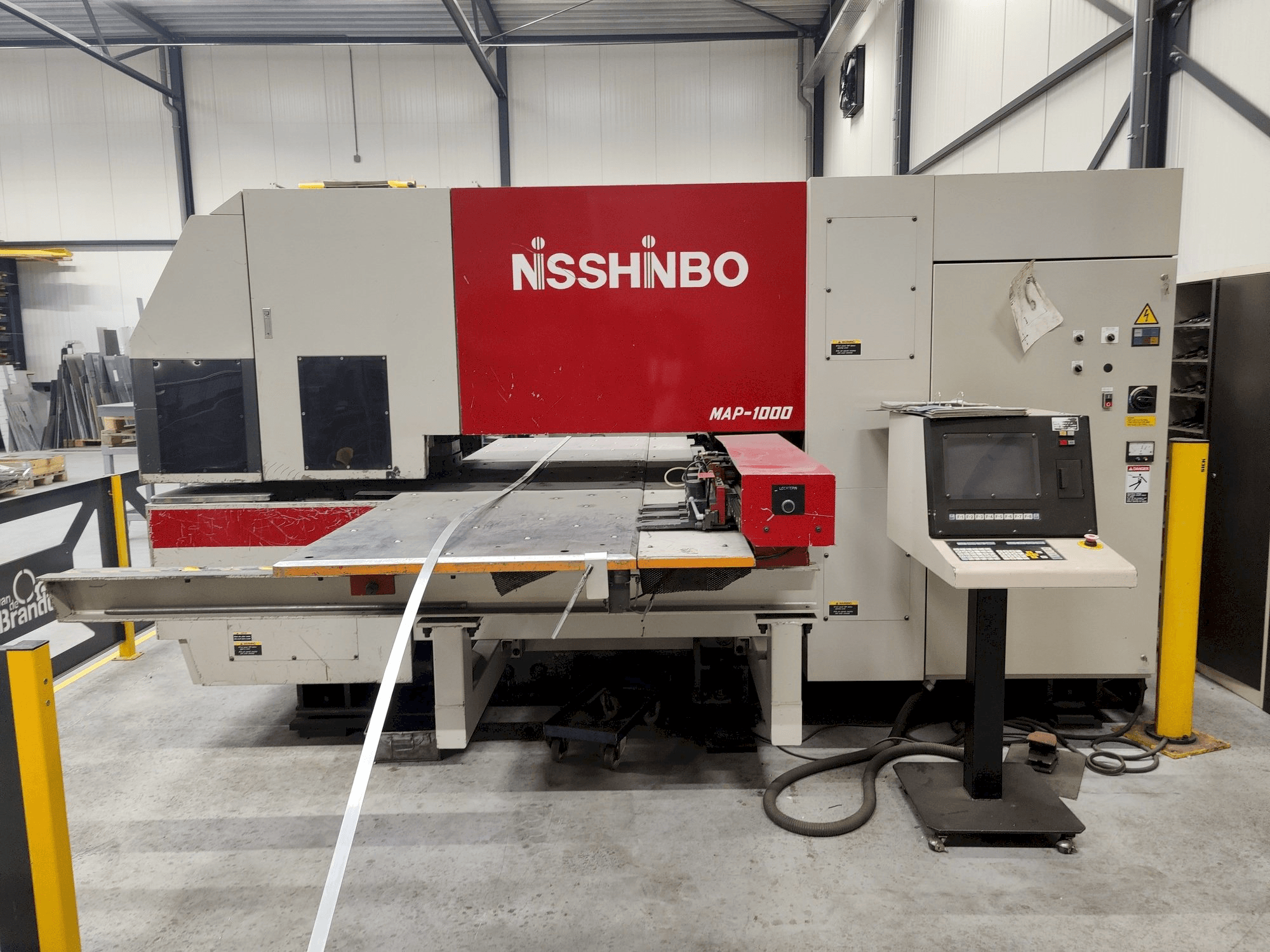 A Nisshinbo MAP-1000 gép elölnézete
