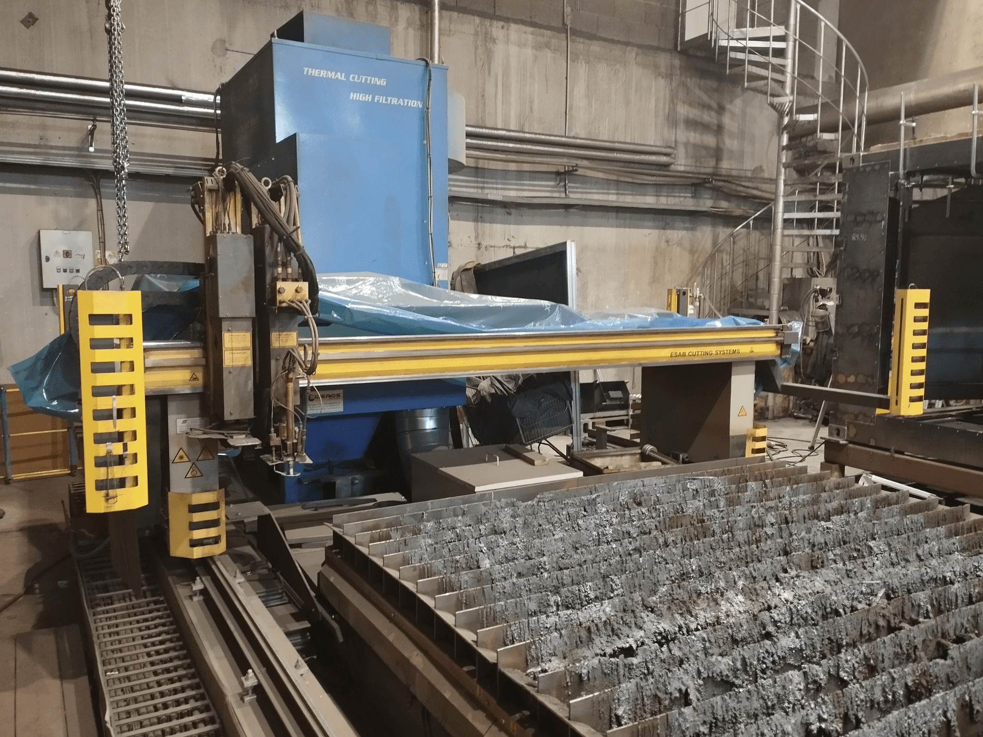 ESAB Combirex DX3500 oxigénplazmavágó gép, elölnézetben, sárga biztonsági berendezésekkel és fémvágó asztallal.