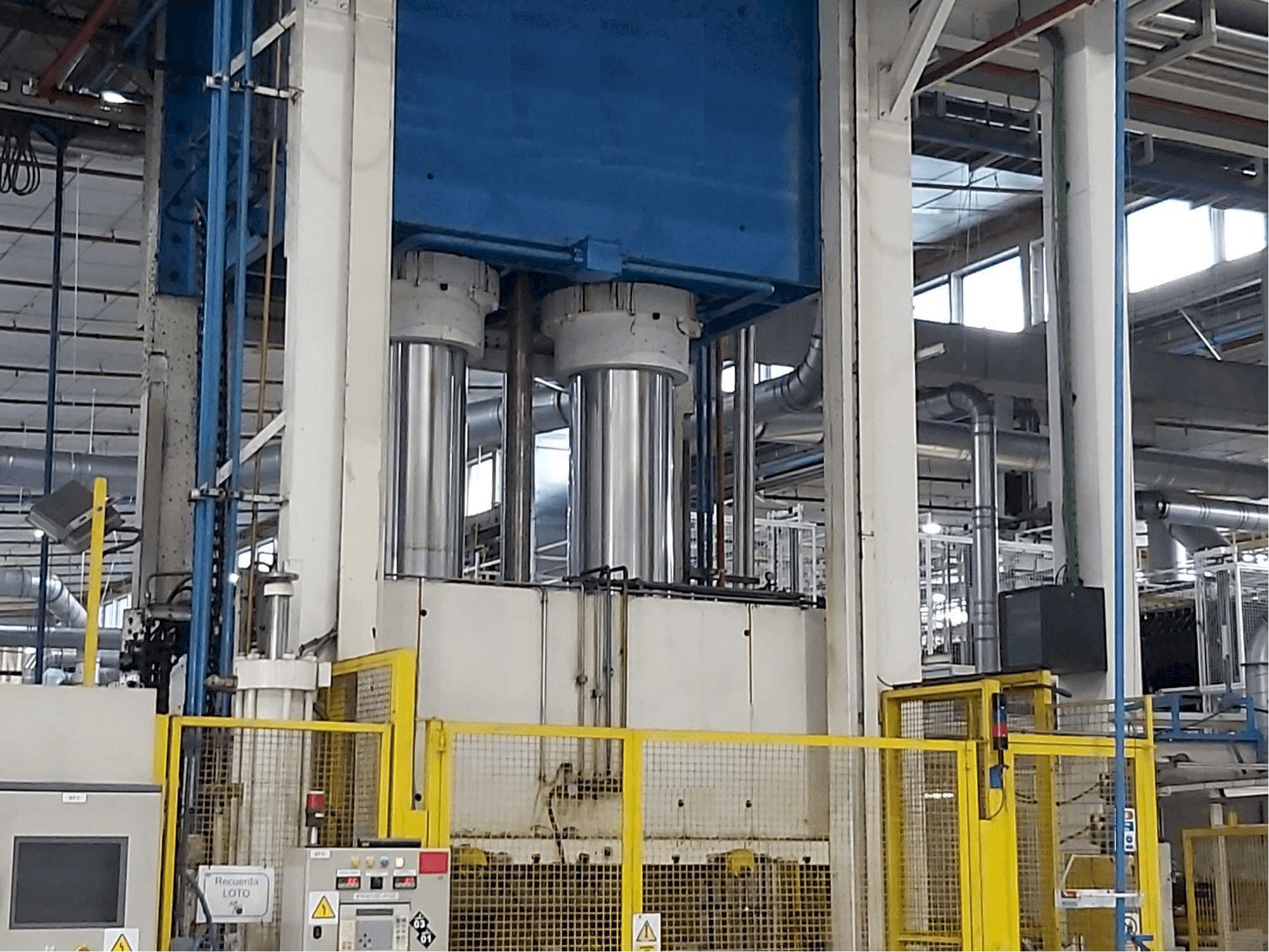 A Pinette 1500 Ton gép elölnézete