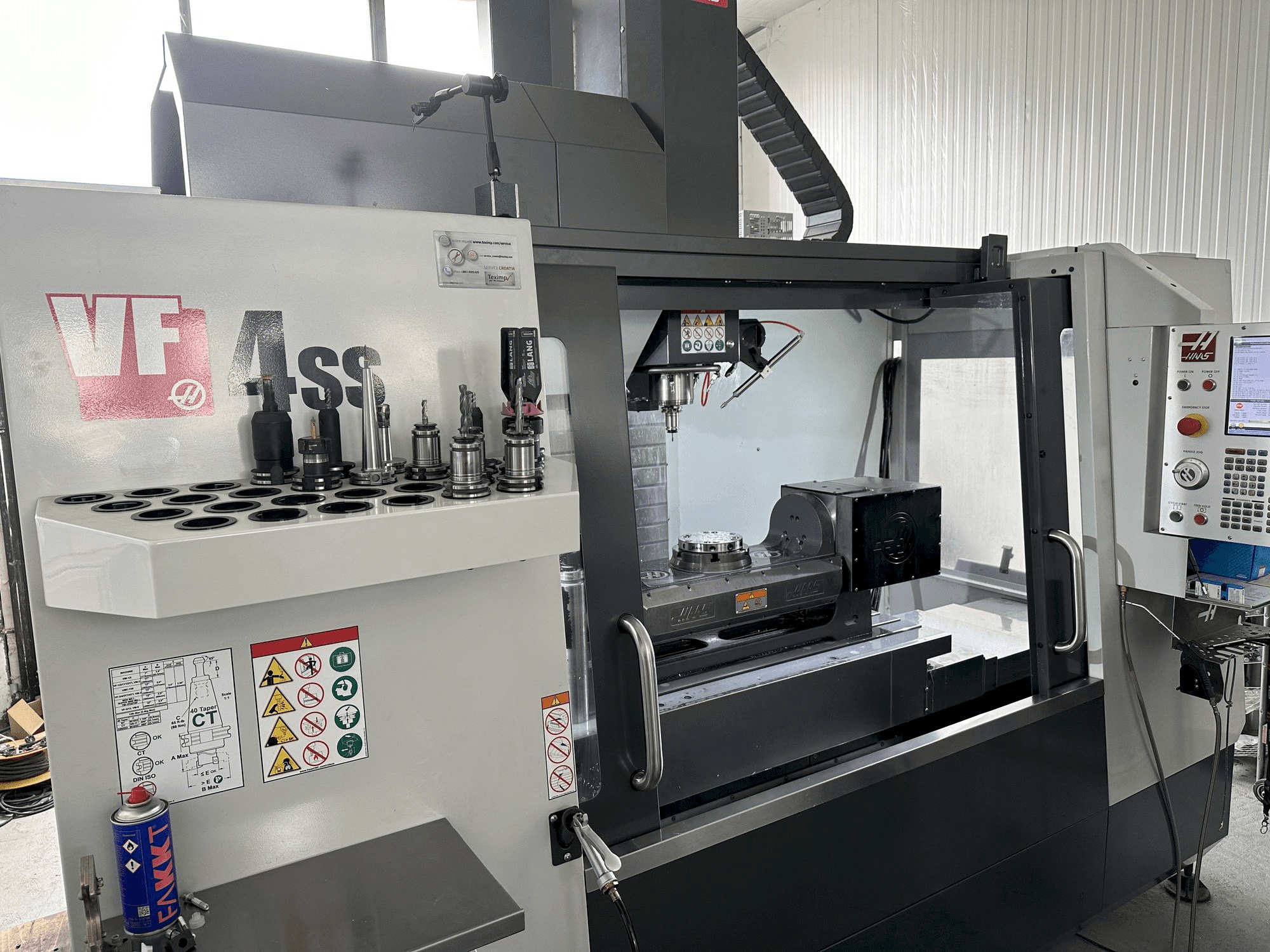 A HAAS VF-4SS gép bal oldali nézete