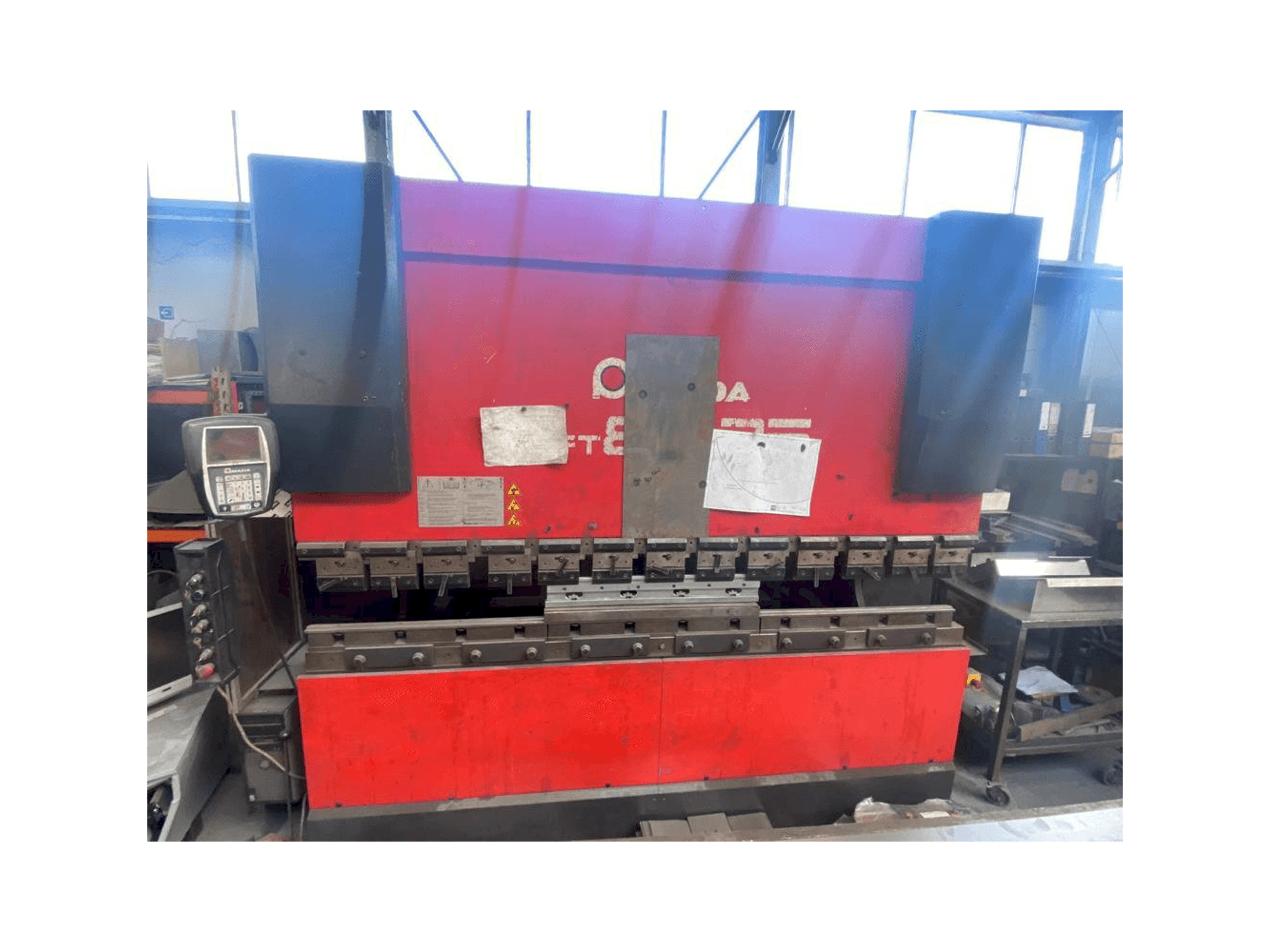 A AMADA HFT 80 25 gép elölnézete