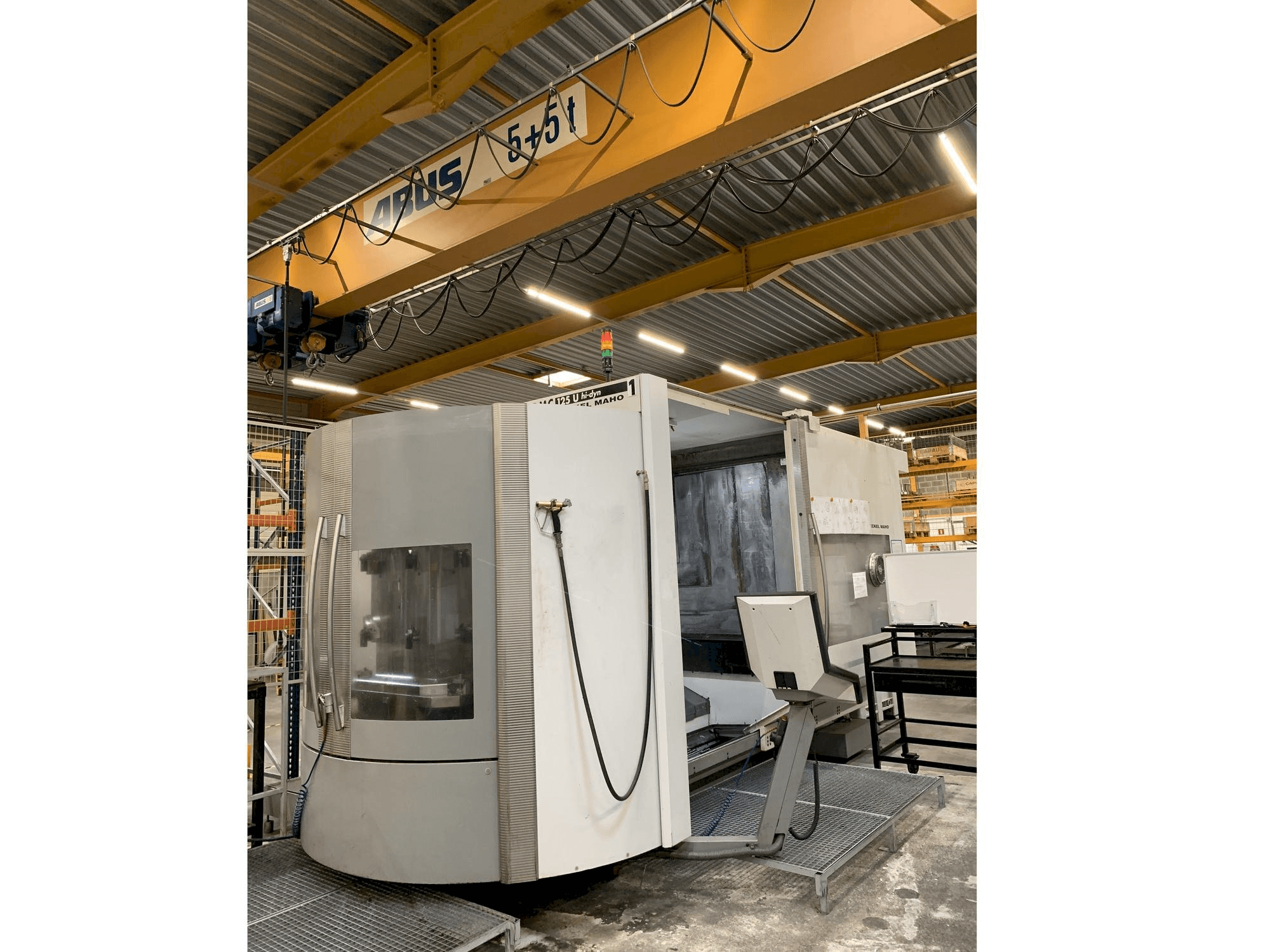 A DECKEL MAHO DMC 125 U hy-dyn gép elölnézete