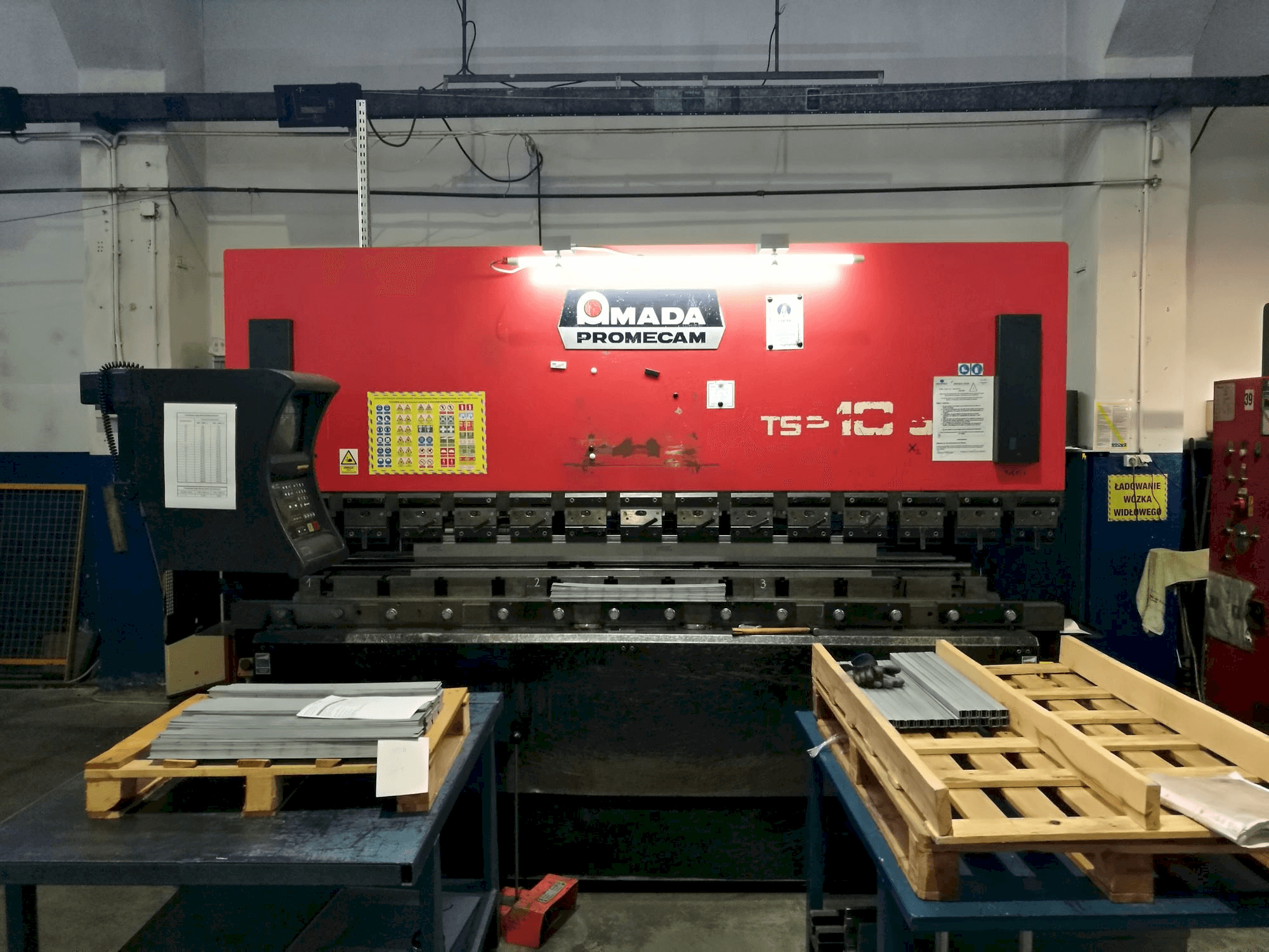 A AMADA ITS2 gép elölnézete