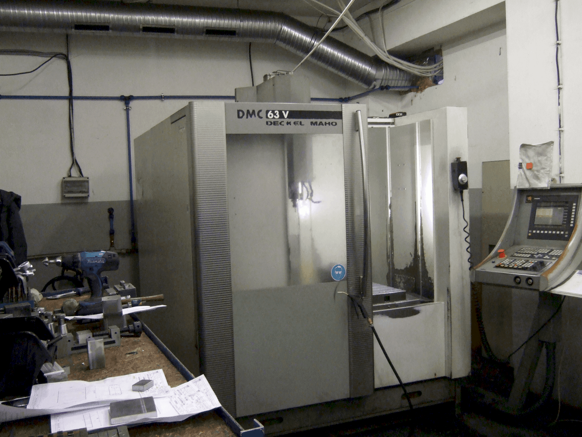 A DECKEL MAHO DMC 63V gép elölnézete