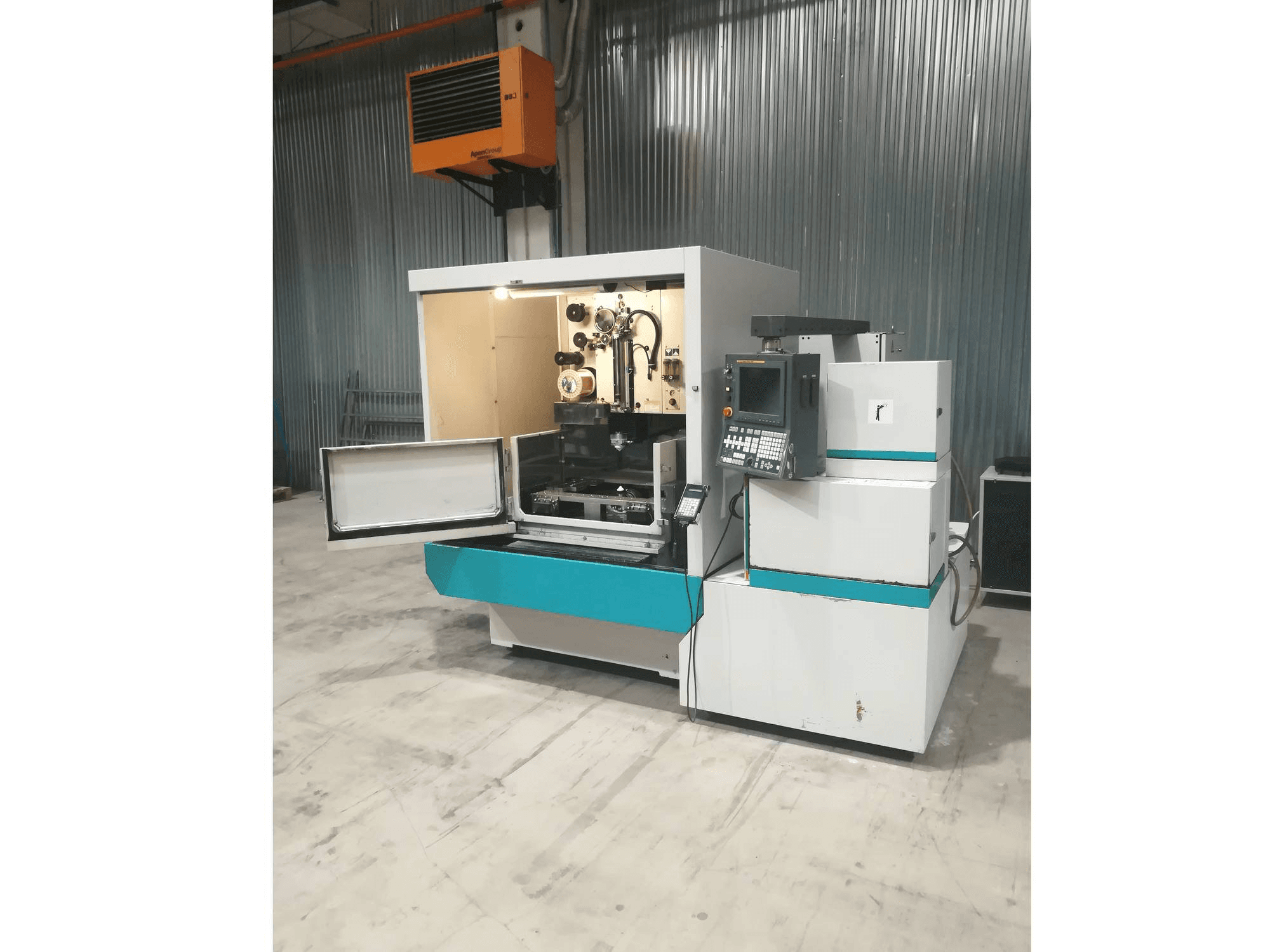 A FANUC 1iC gép elölnézete