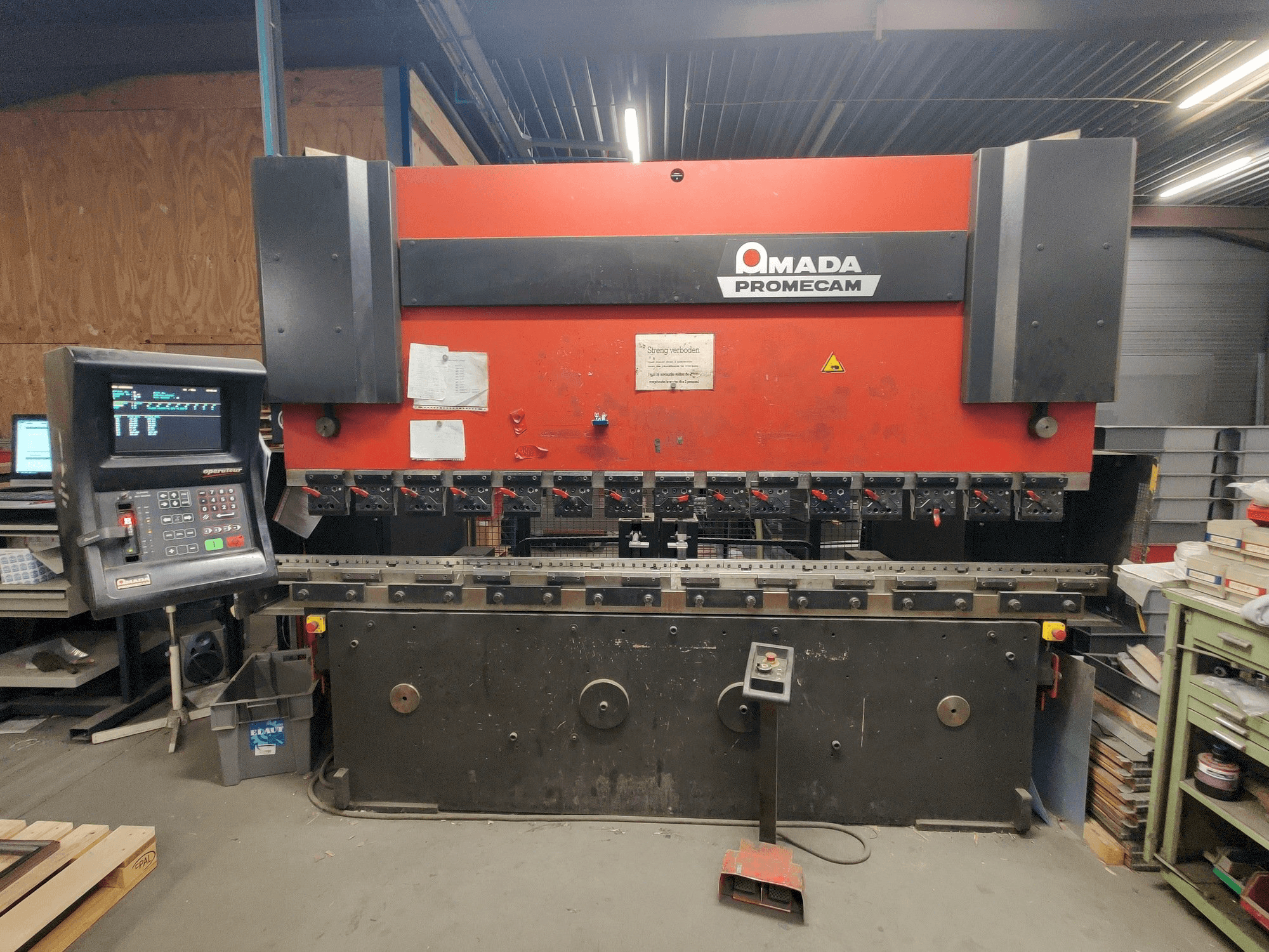 A AMADA HFBO 125 30 gép elölnézete