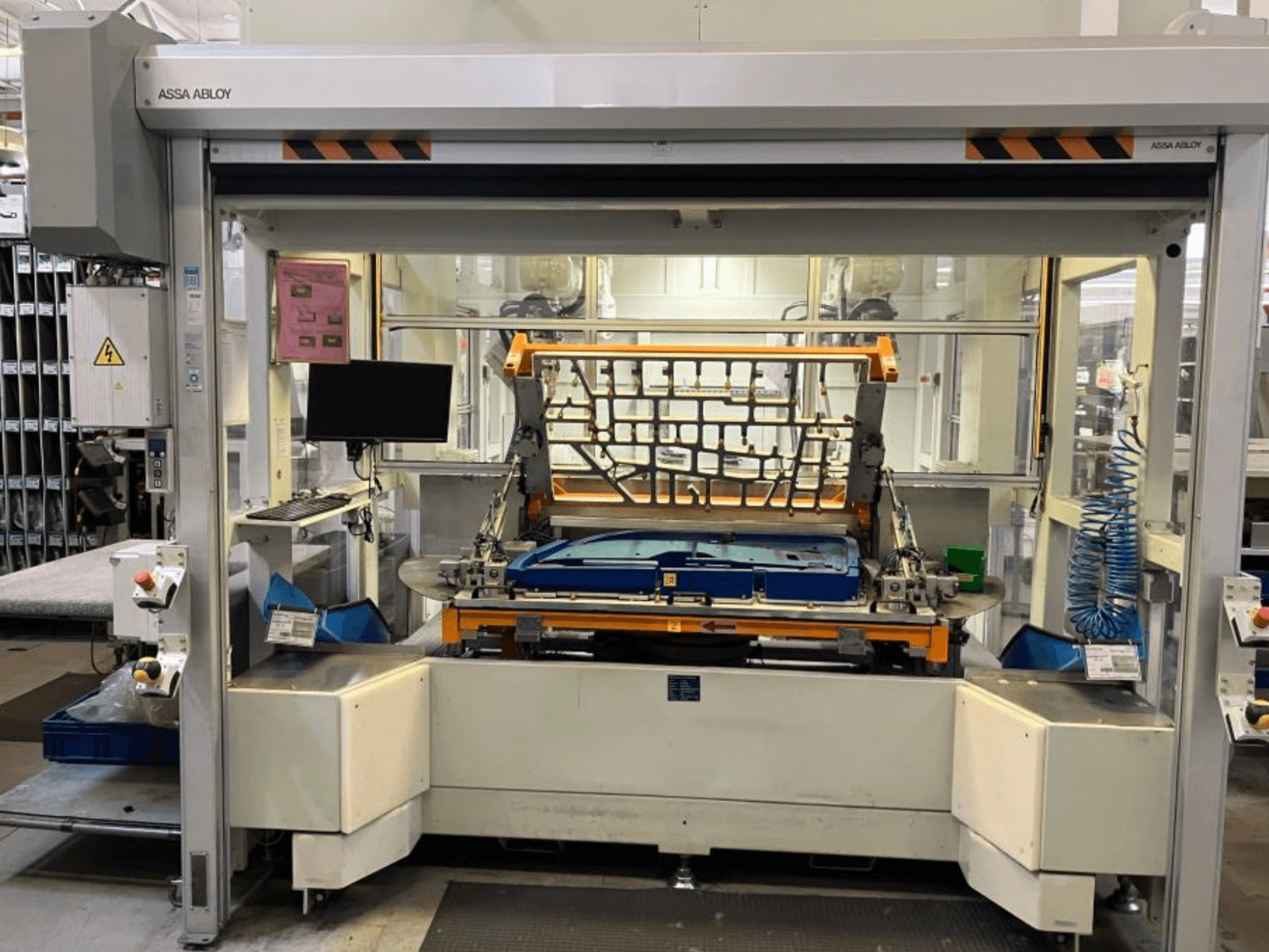 CHANGO AUDI TSV D5 TÜR robotkaros gép egy gyárban, elölnézetből, a vezérlőpanellel és a munkaterülettel.