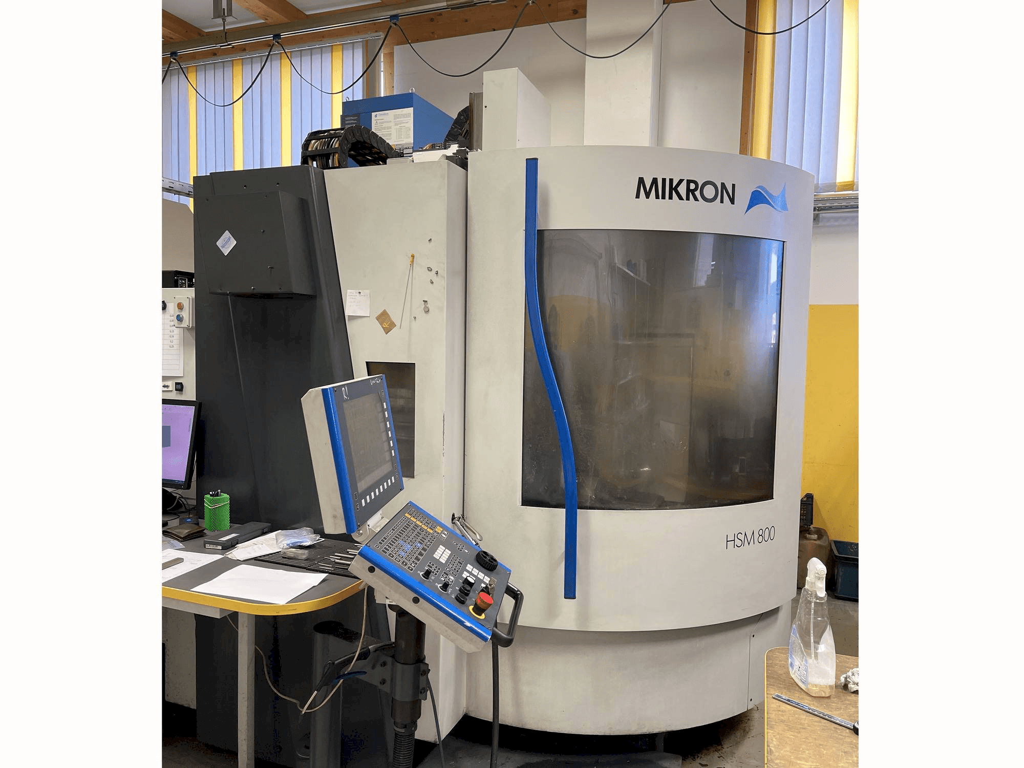 A MIKRON HSM800 gép elölnézete
