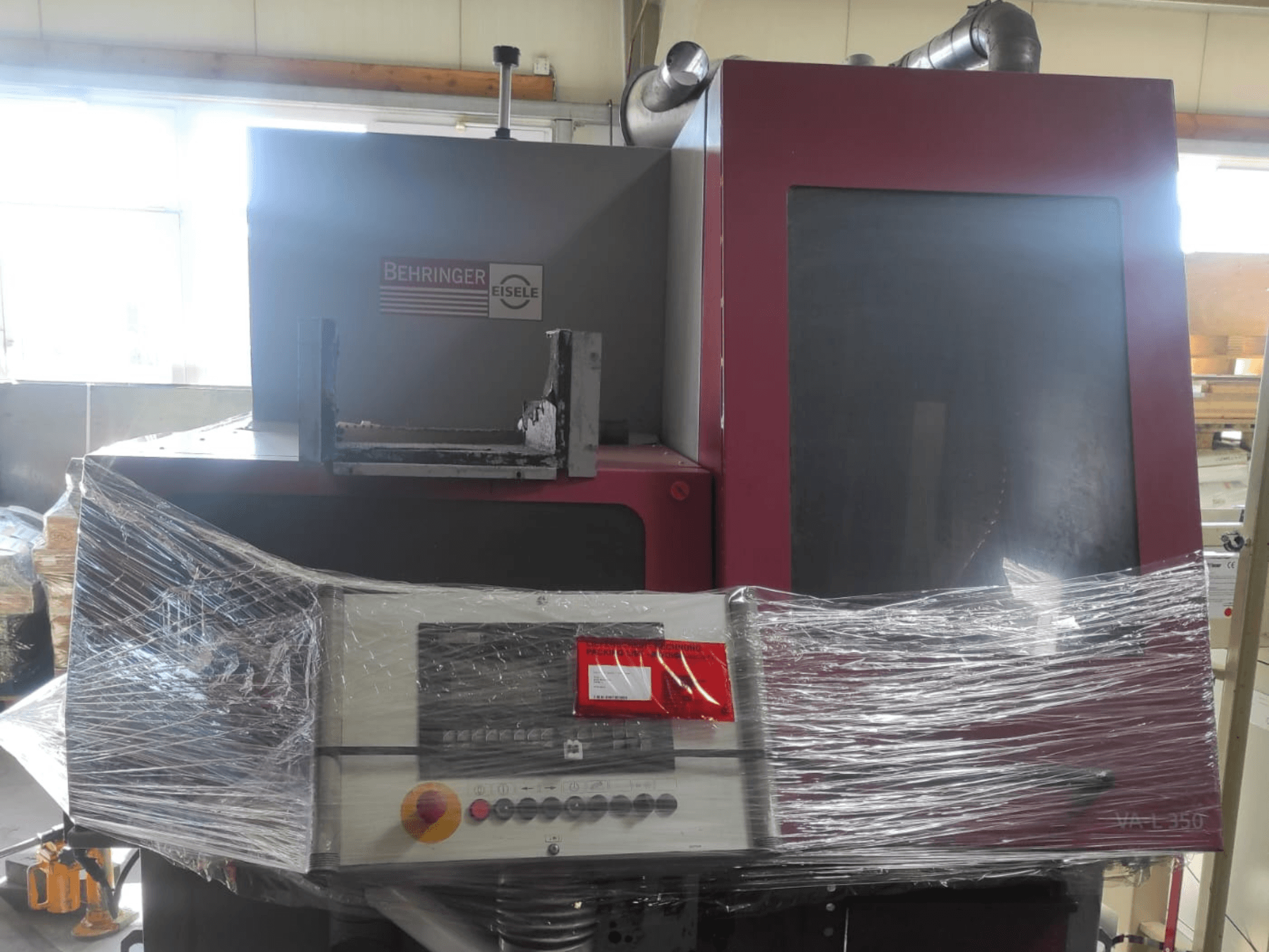 Behringer Eisele VA L 560 gép, előlap, műanyagba csomagolva, a kezelőpanel és a gombok láthatóak.