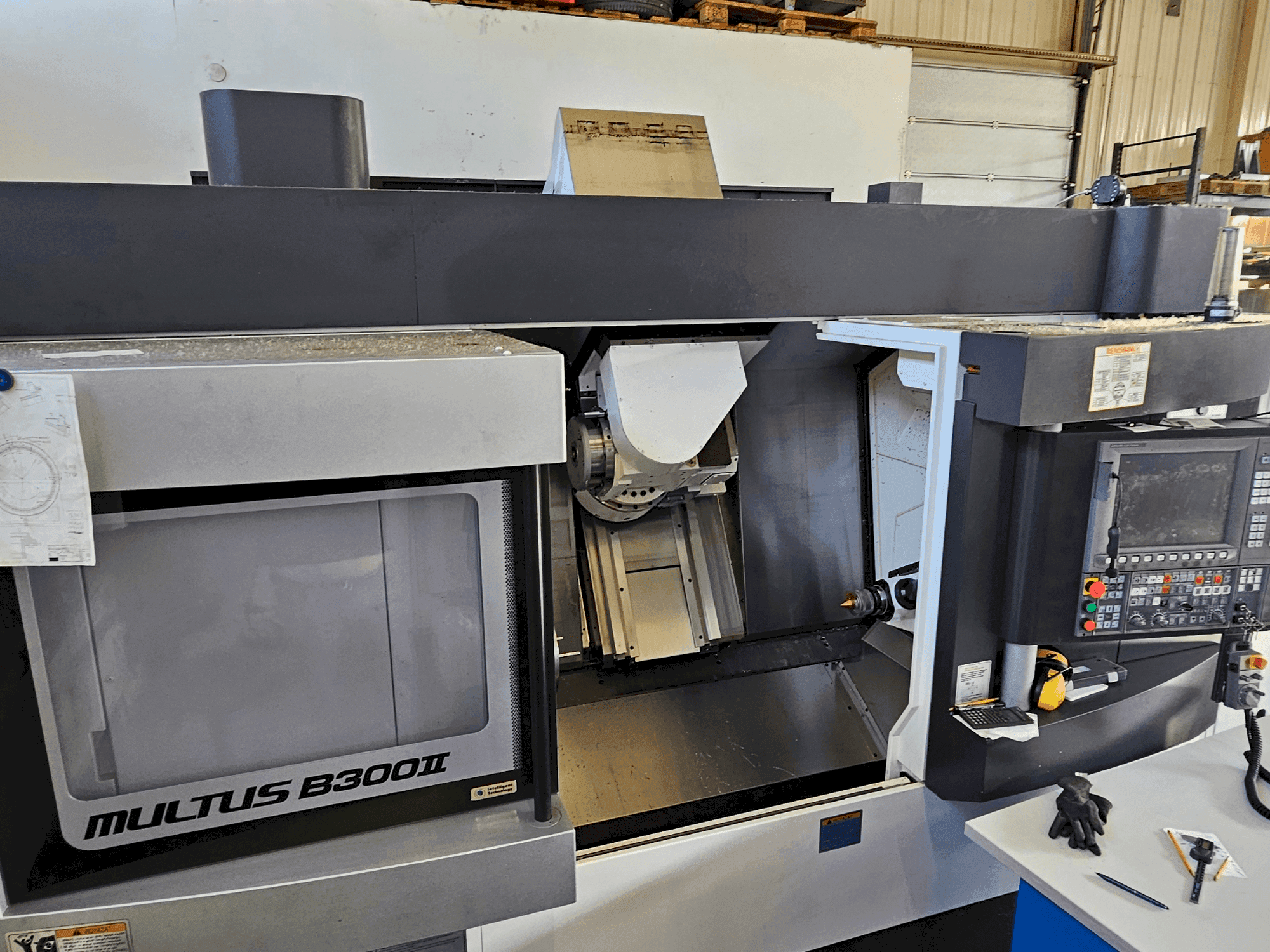 A Okuma Multus B300 II gép elölnézete
