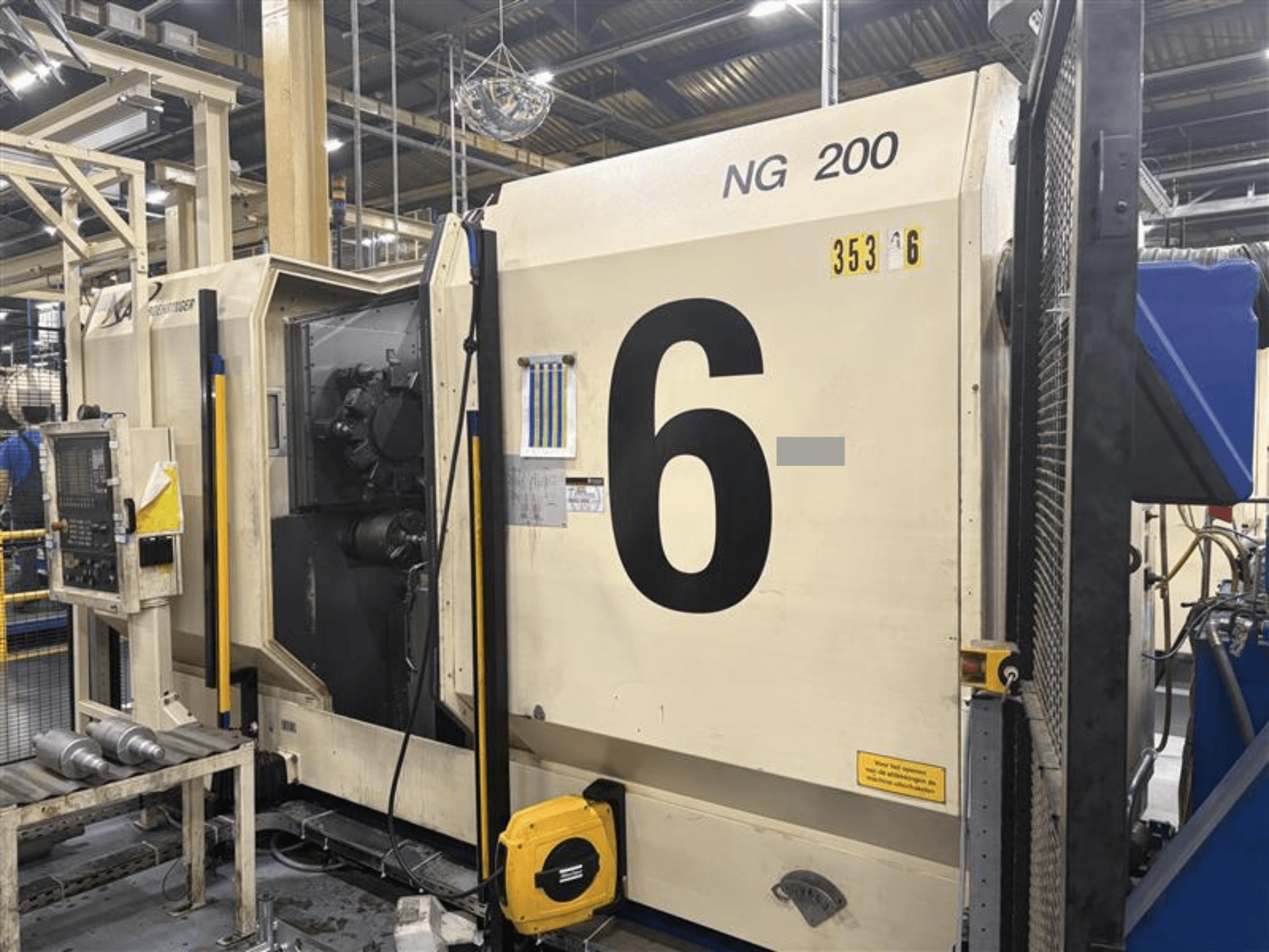 A BOEHRINGER NG-200 vízszintes esztergagép előlapja, nagy számokkal és a vezérlőpanel látható, gyári beállításban.