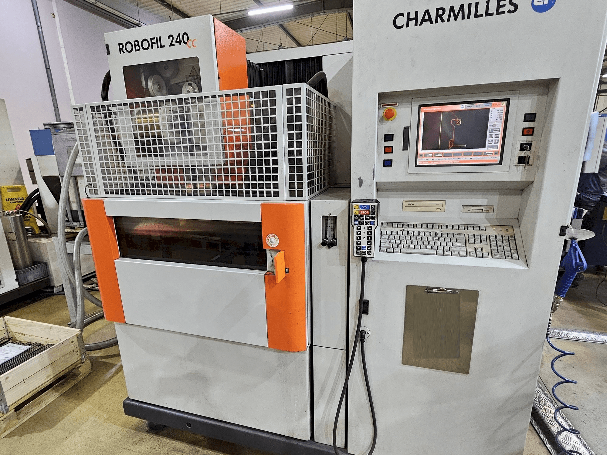 A CHARMILLES ROBOFIL 240 CC gép elölnézete