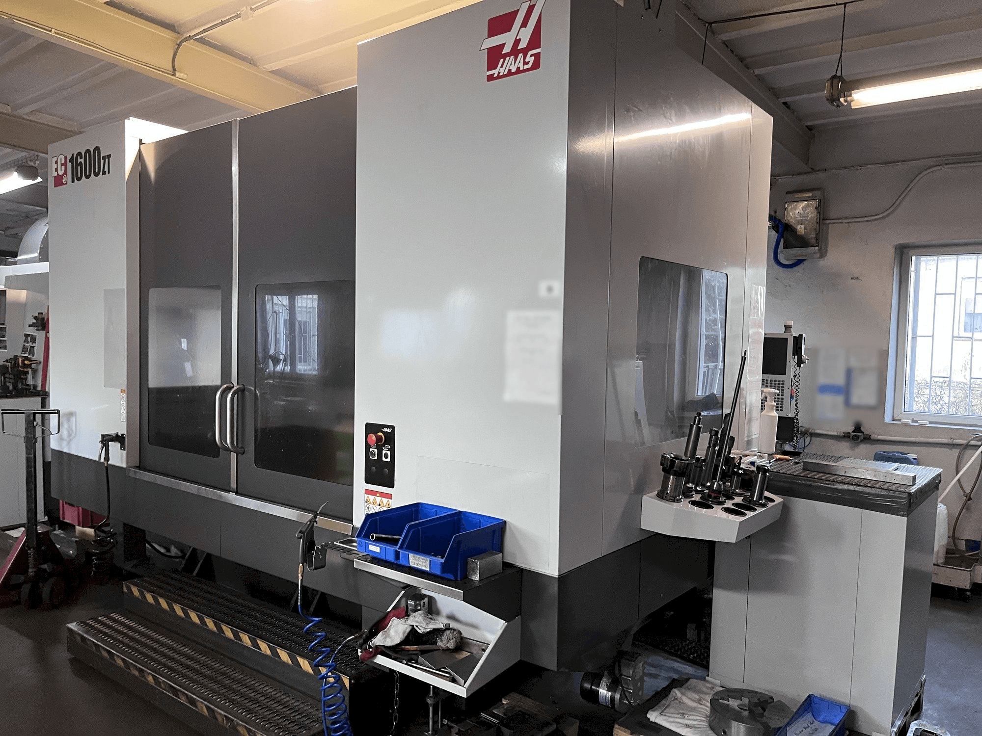 A HAAS EC-1600 ZT gép elölnézete