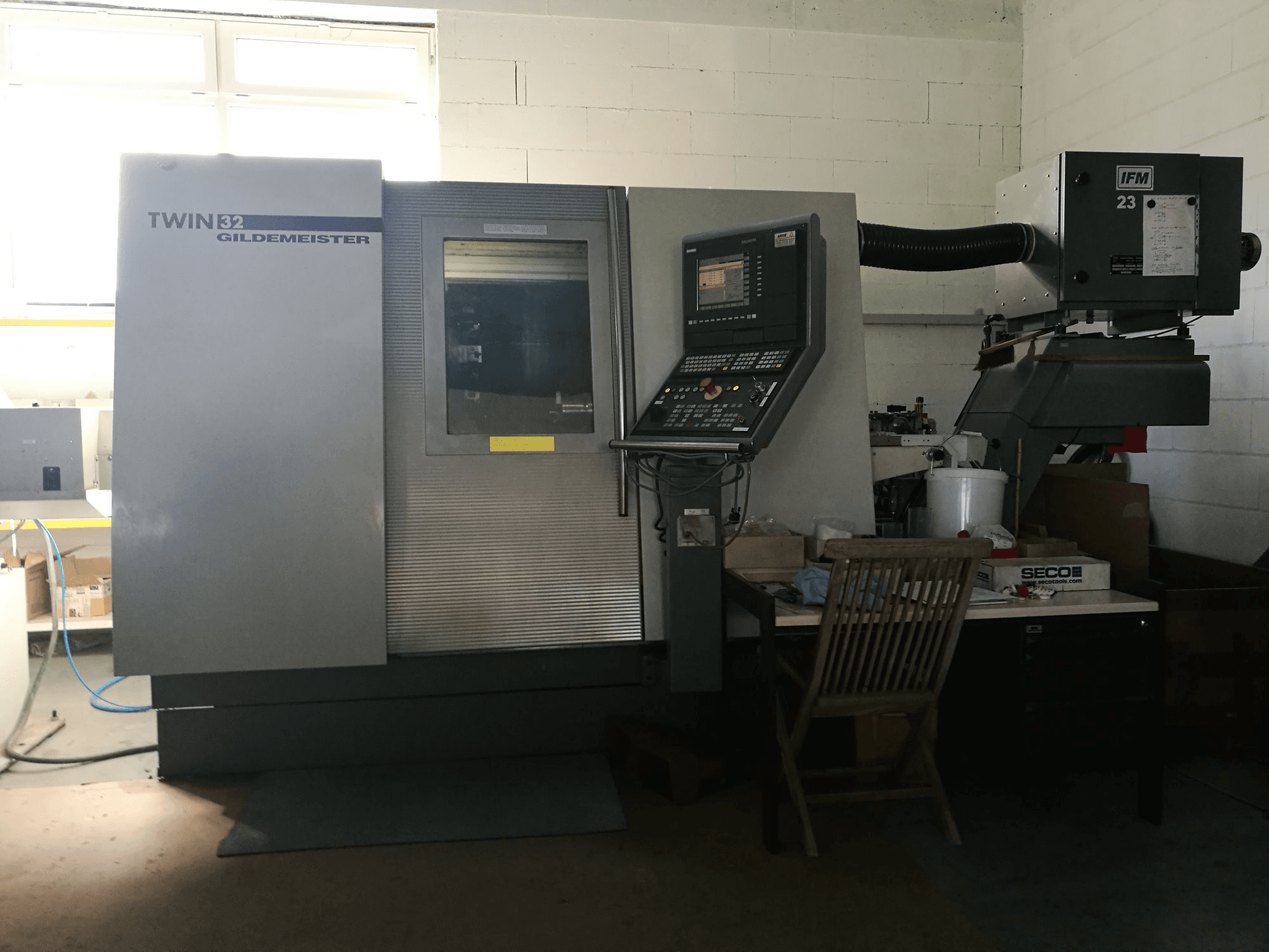 A Gildemeister TWIN 32 gép elölnézete