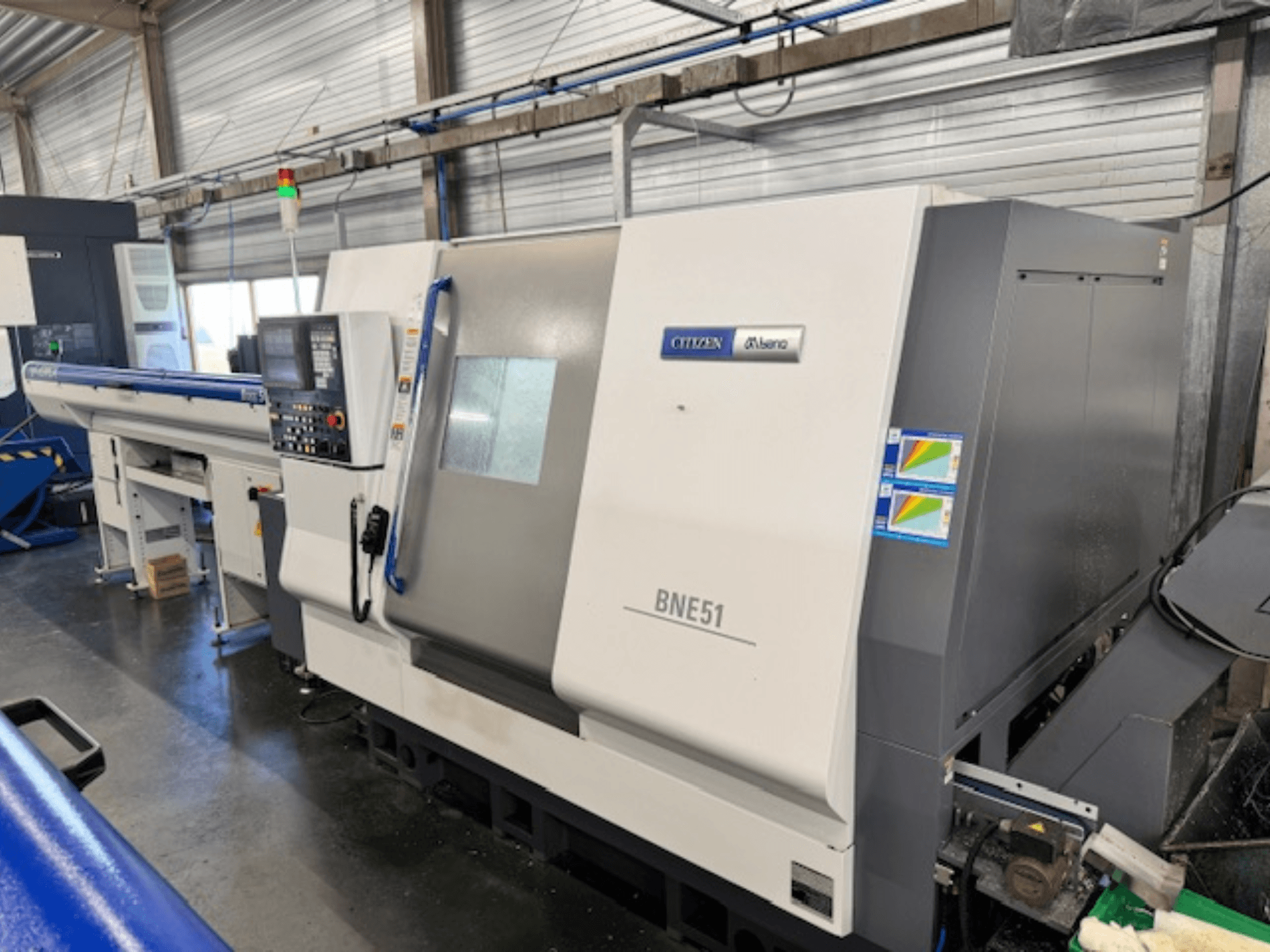 Citizen BNE-51MSY vízszintes esztergagép, oldalnézet a vezérlőpanel és az előtoló mechanizmus bemutatásával.