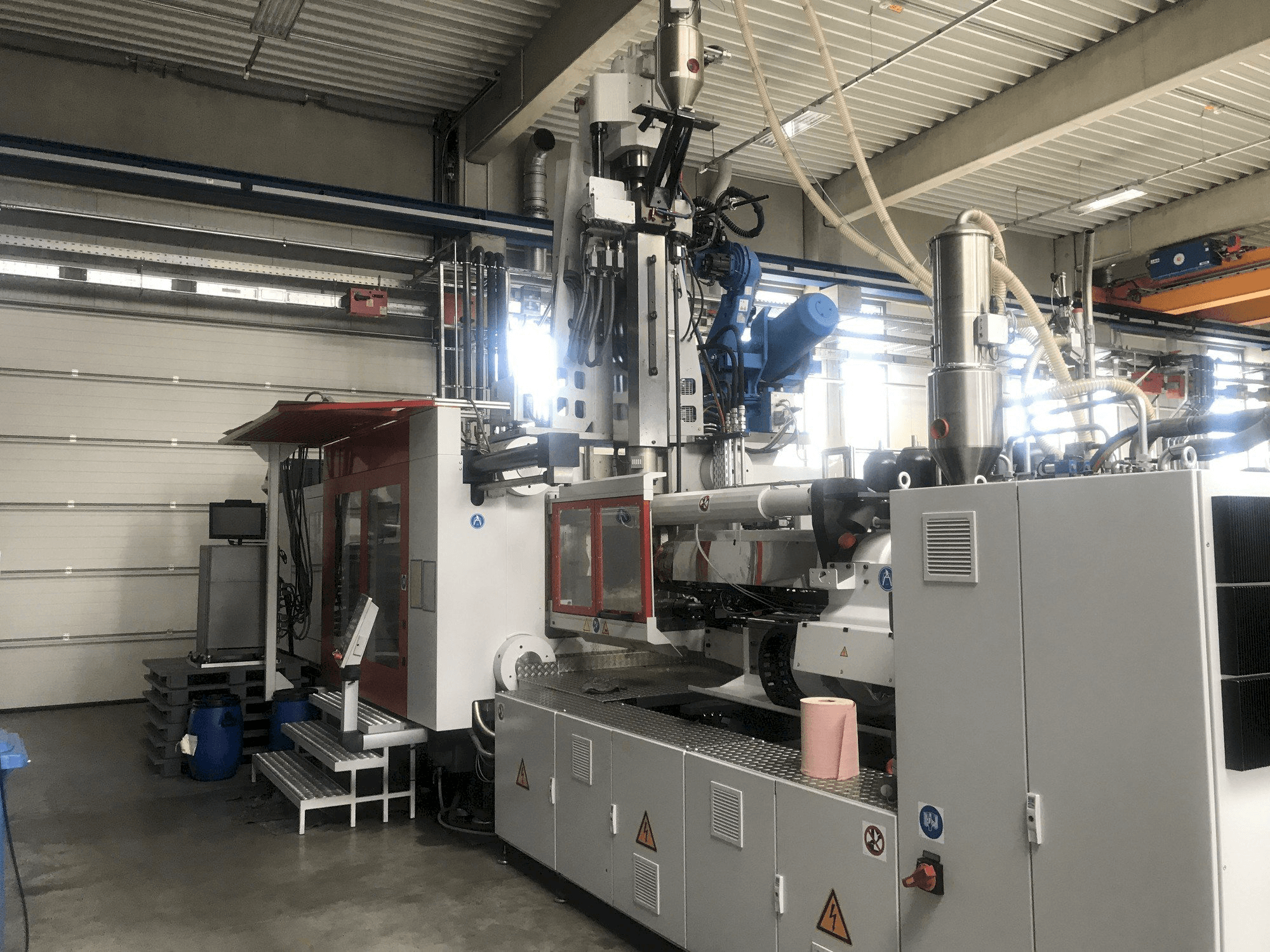 A FERROMATIK MILACRON MM 800 MSW gép elölnézete