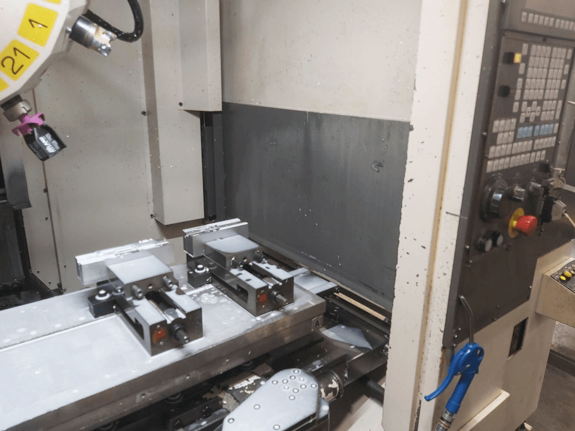 A FANUC Robodrill Alpha T21iE gép elölnézete