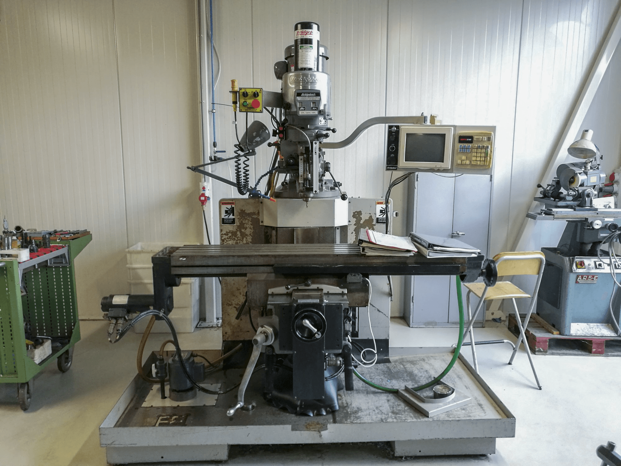 A Bridgeport EZ TRAK DX II gép elölnézete