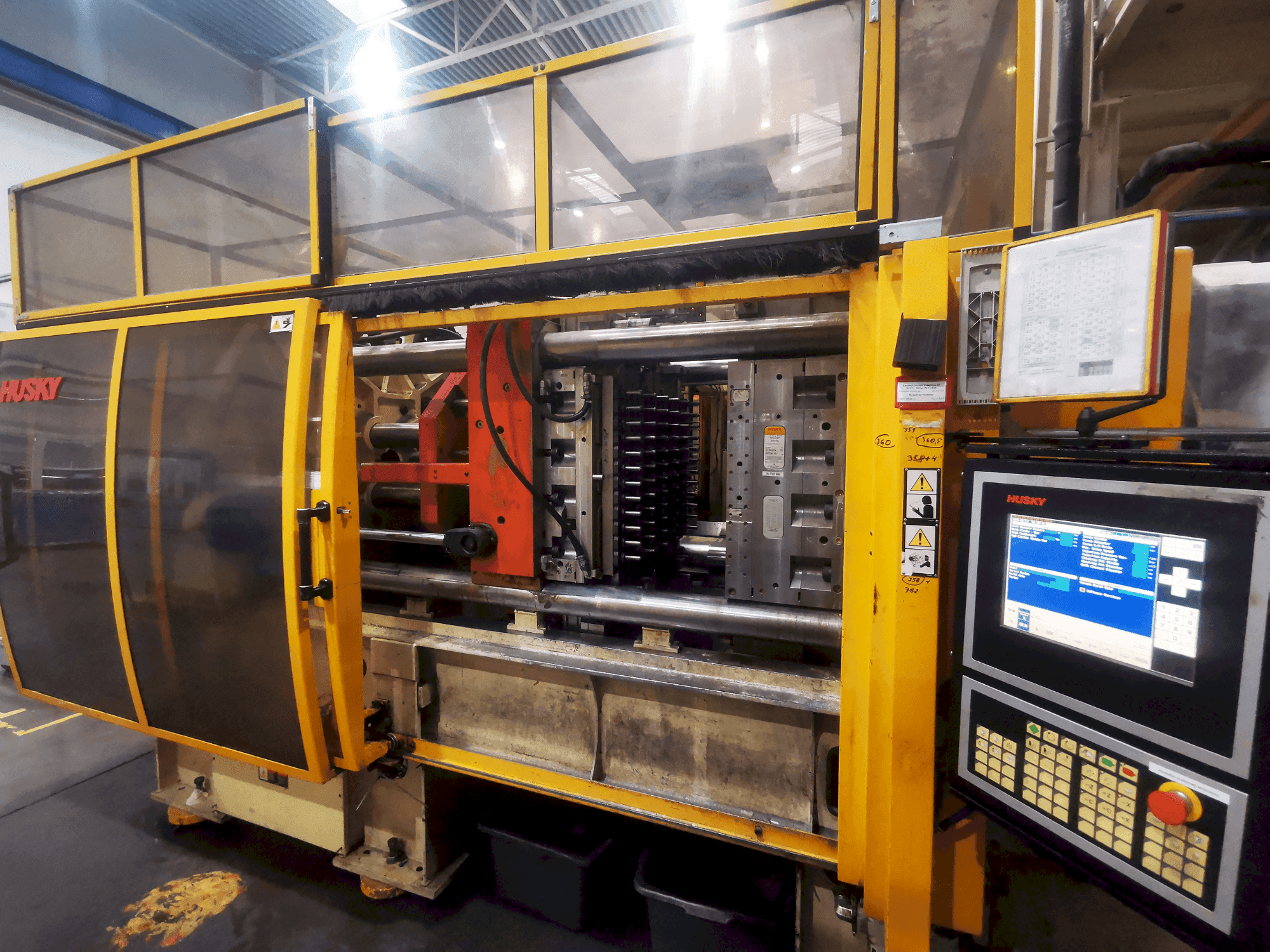 A Husky GL 300PET P100/110 E12O gép elölnézete