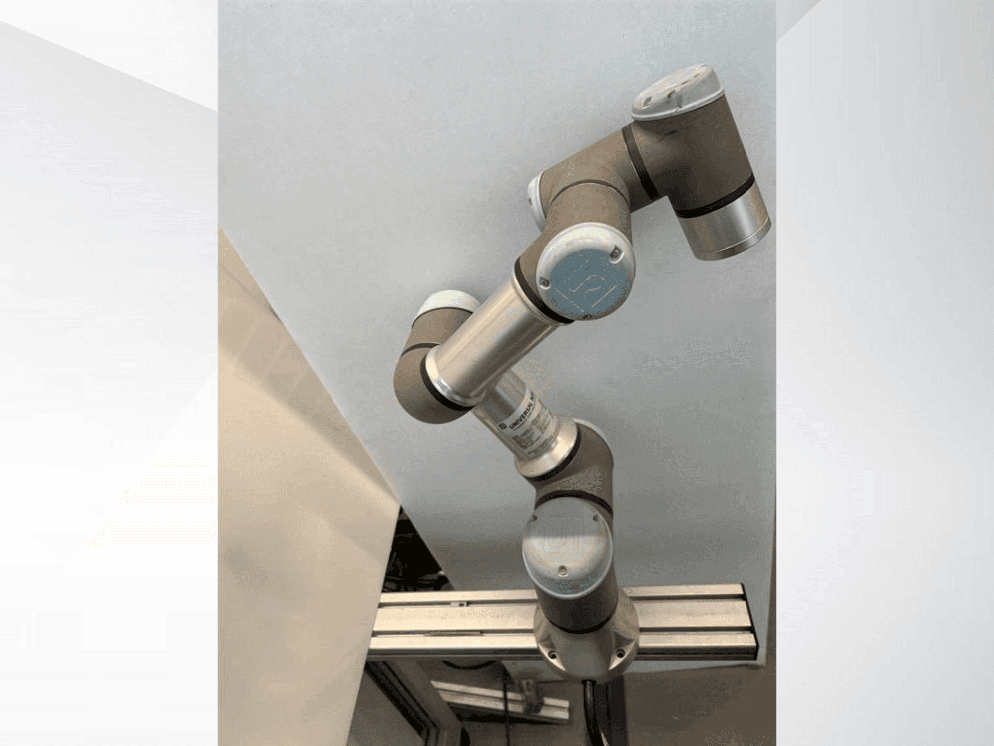 A Universal Robots UR-3e gép elölnézete