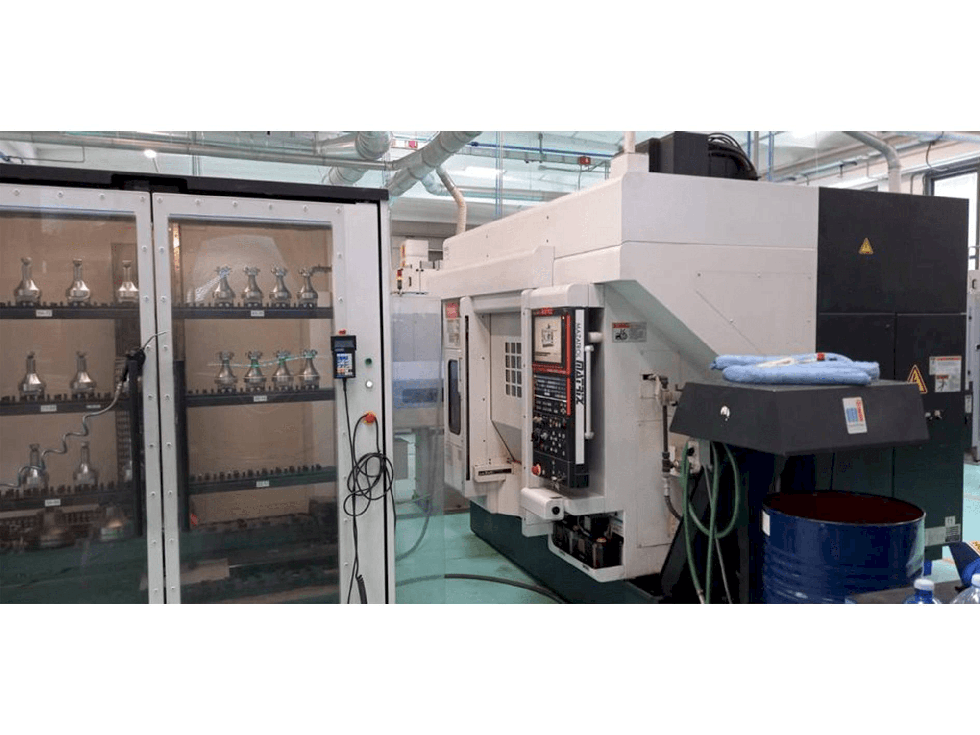 A Mazak Variaxis 500-5X II gép elölnézete