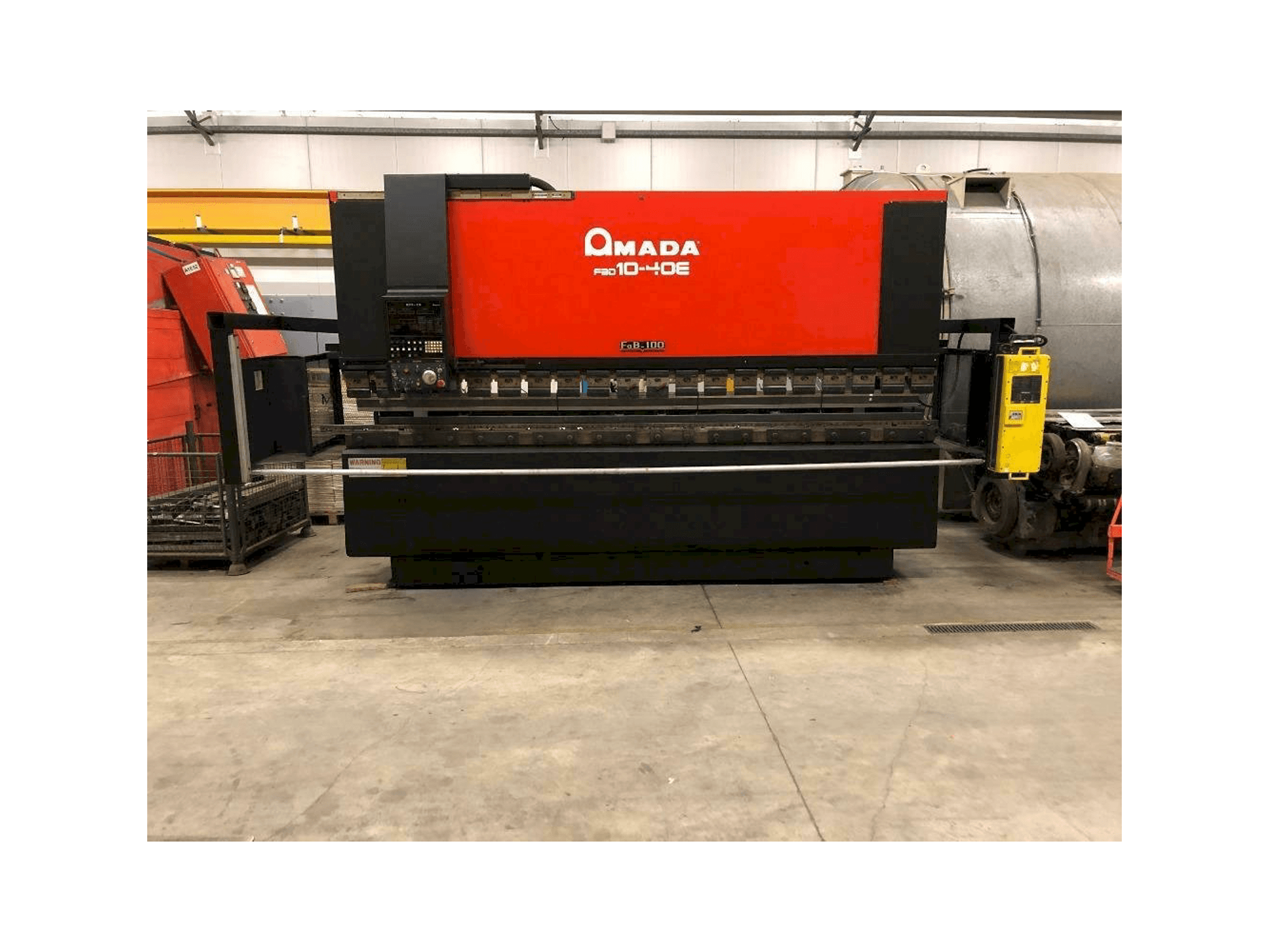 A AMADA 10-40E gép elölnézete