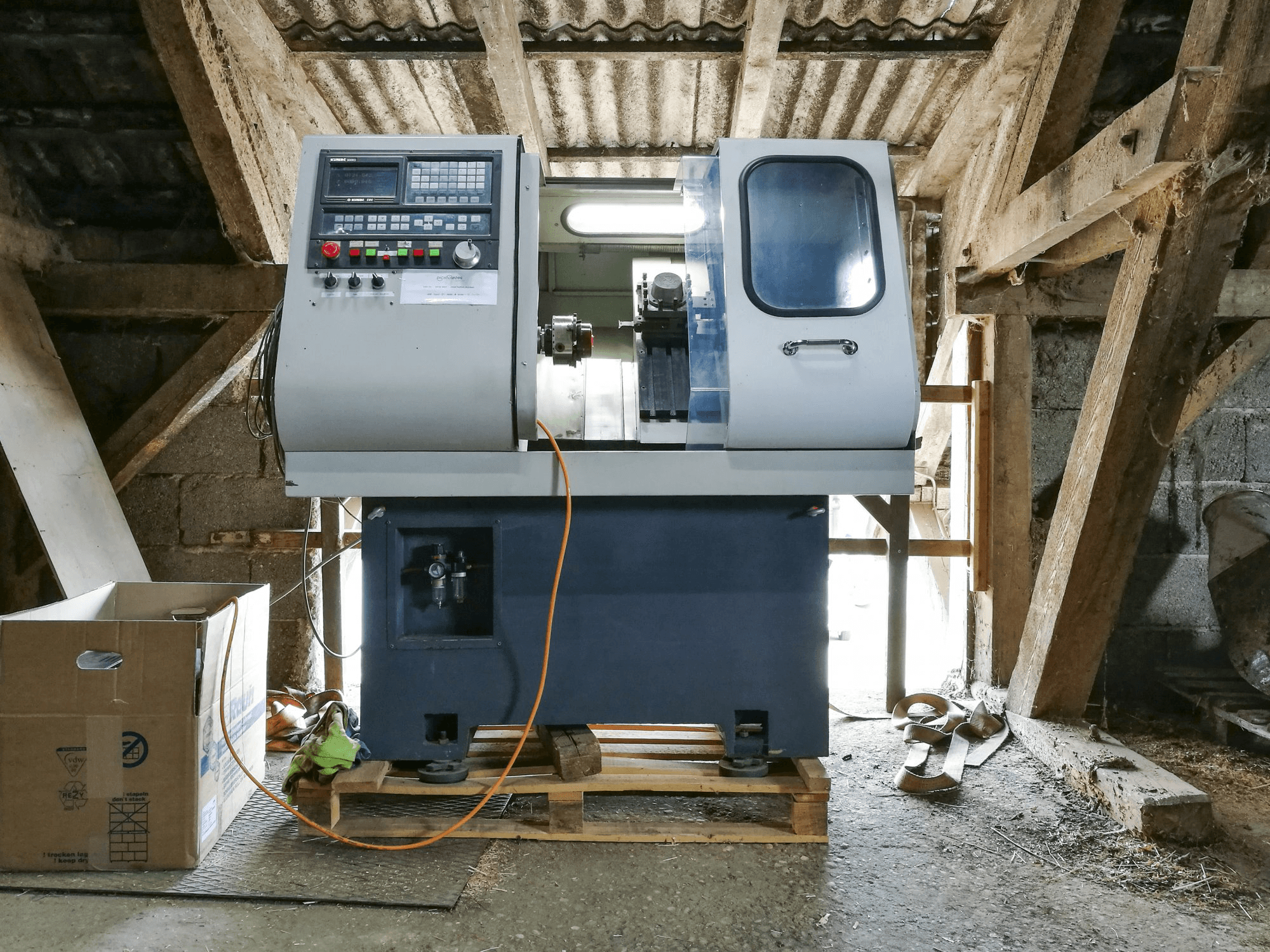 A OZ-Seals Simploz6040 CNC gép elölnézete