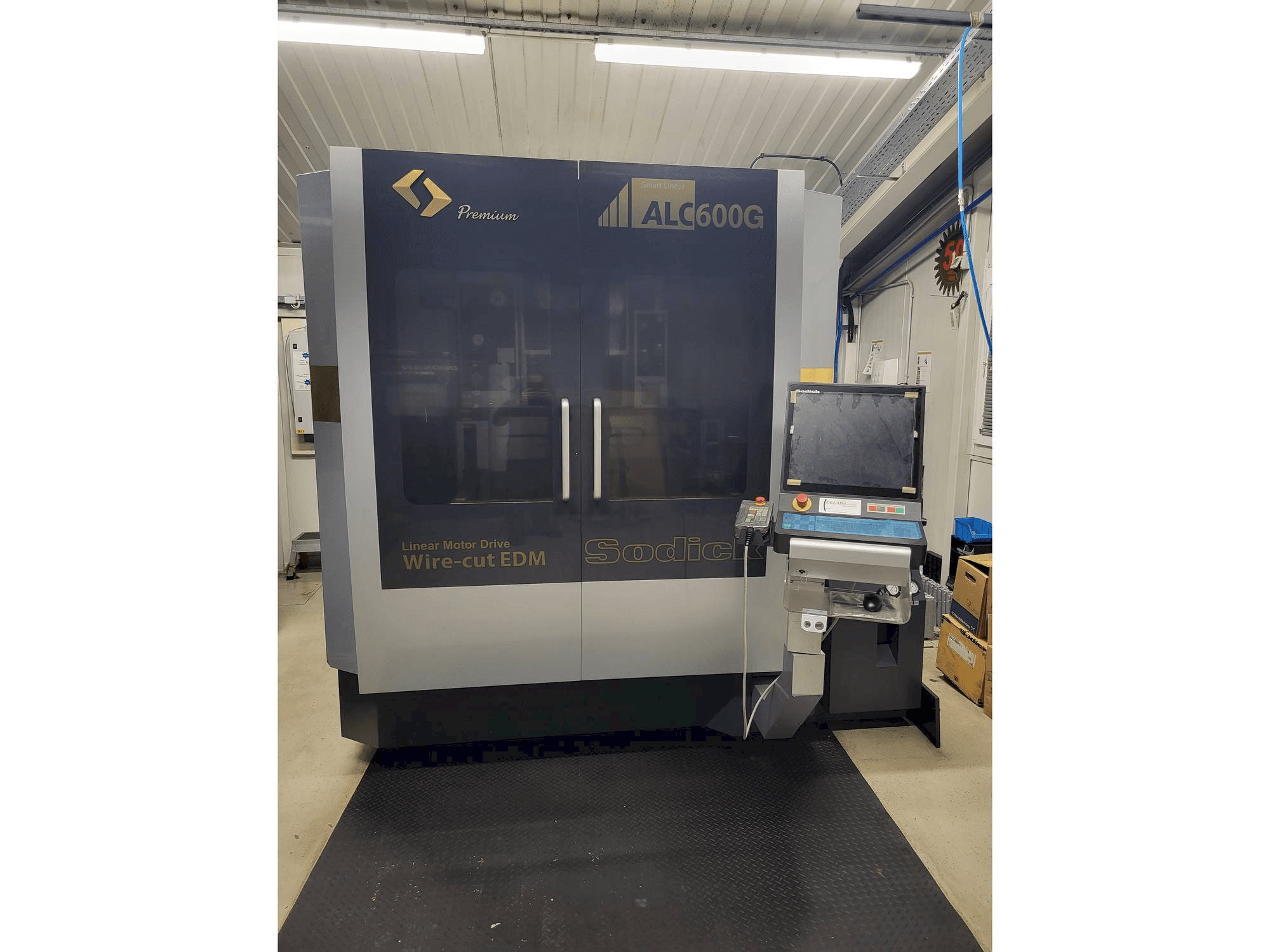 A Sodick ALC600G gép elölnézete