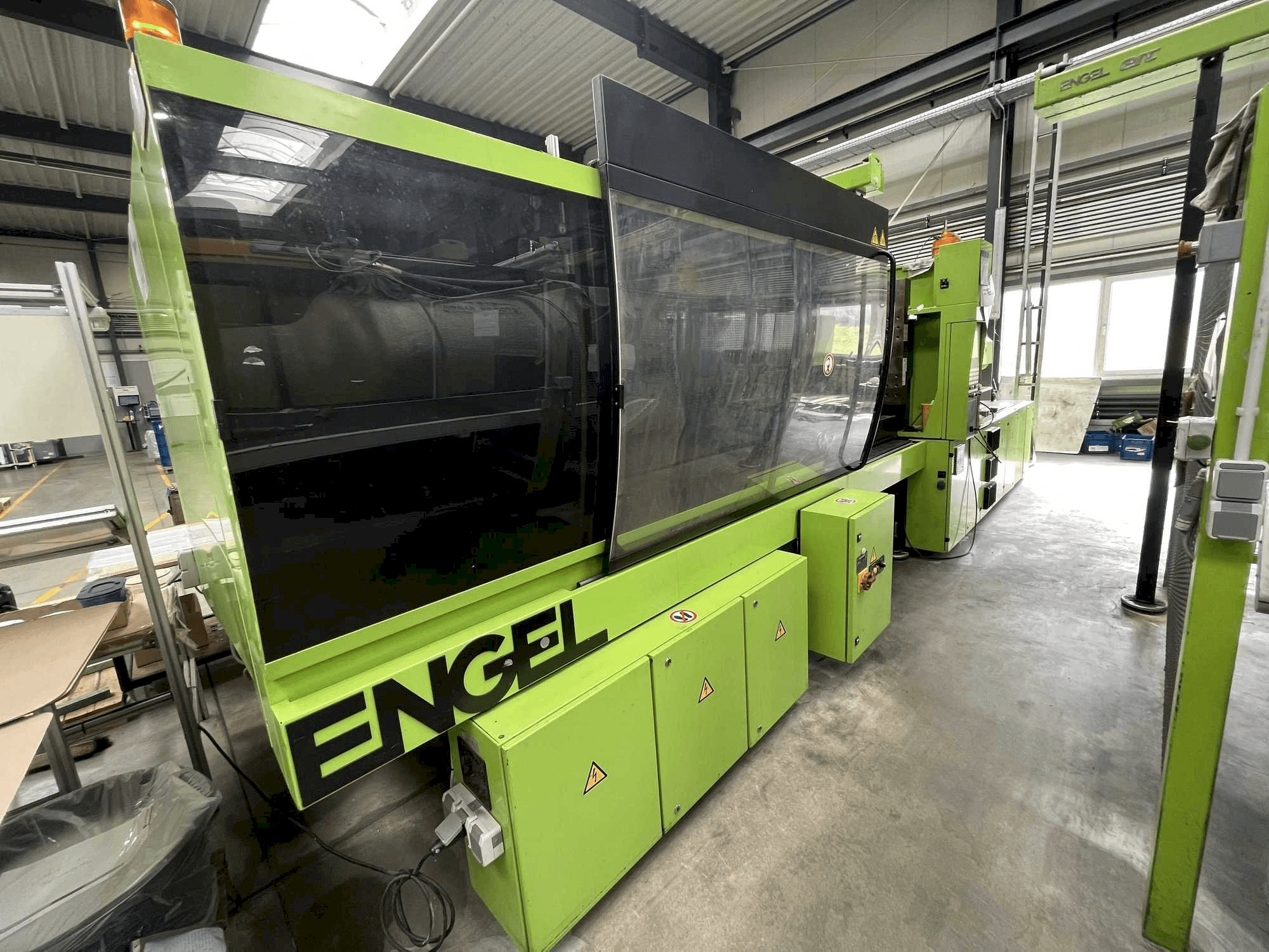 A Engel VIC 2550/400 TECH gép elölnézete