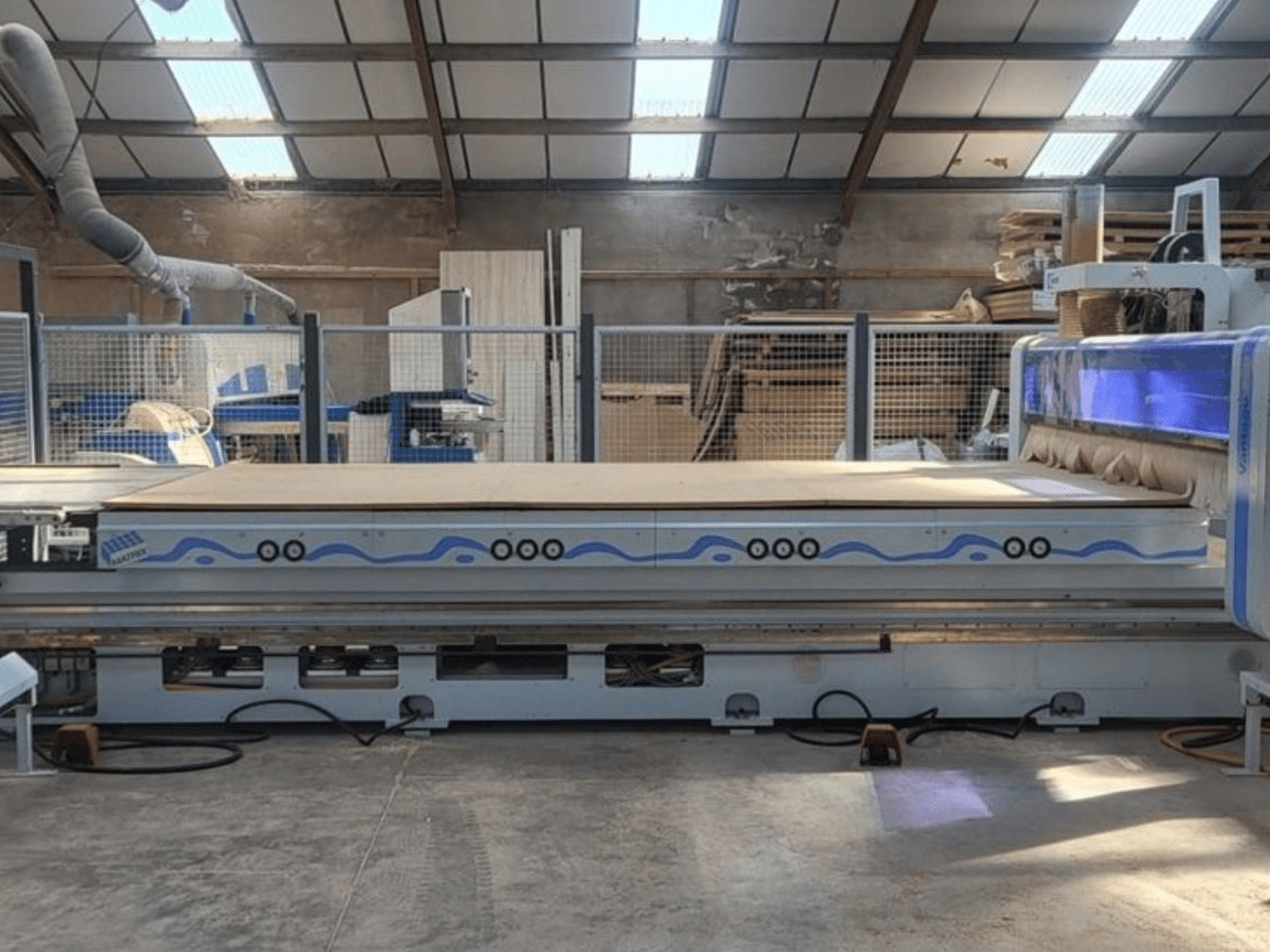 HOMAG WEEKE BHP200/VANTAGE714 CNC-router szemből, tágas munkaasztallal, műhelykörnyezetben.