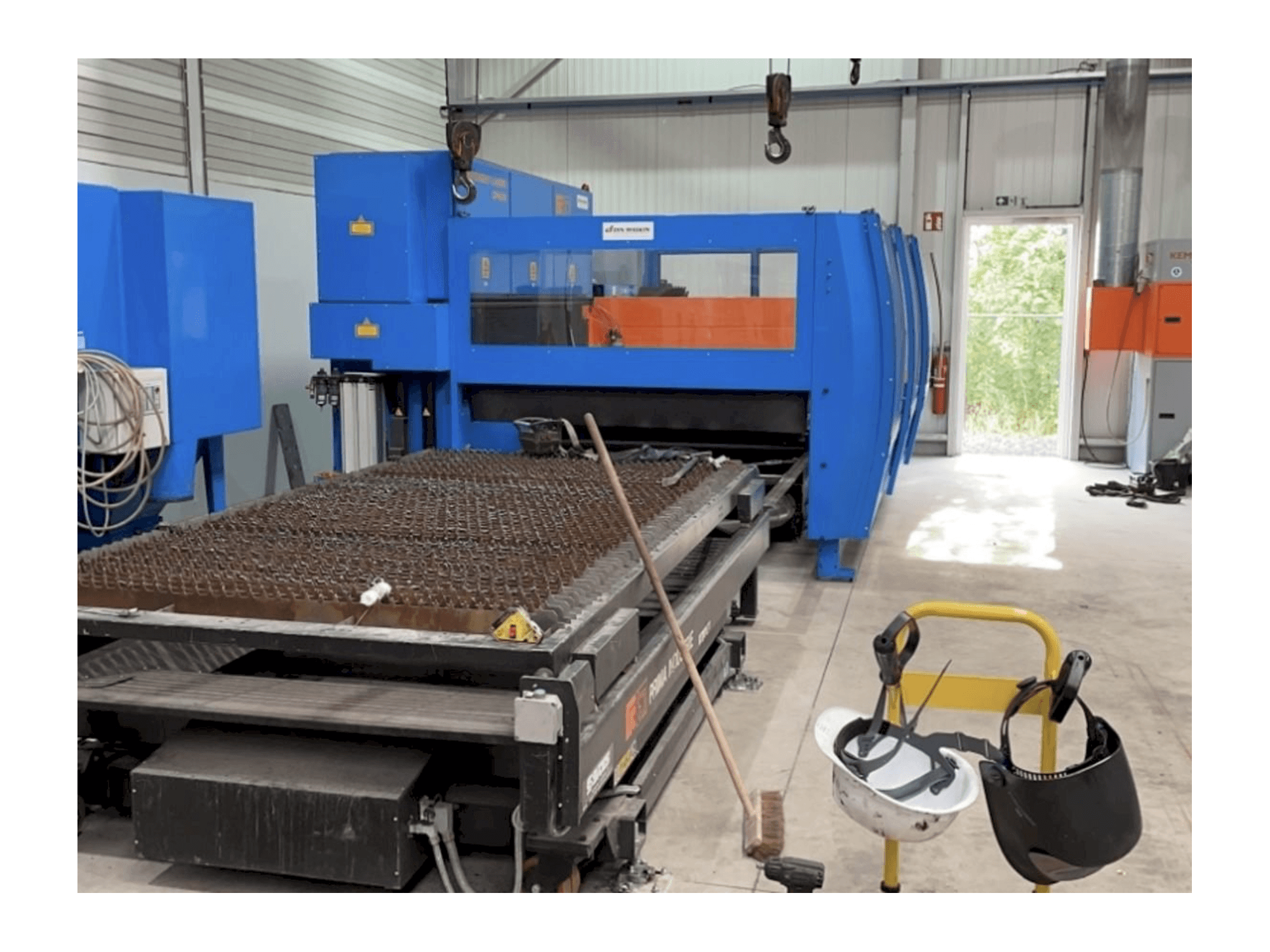 A Prima Industrie Platino 1530 gép elölnézete