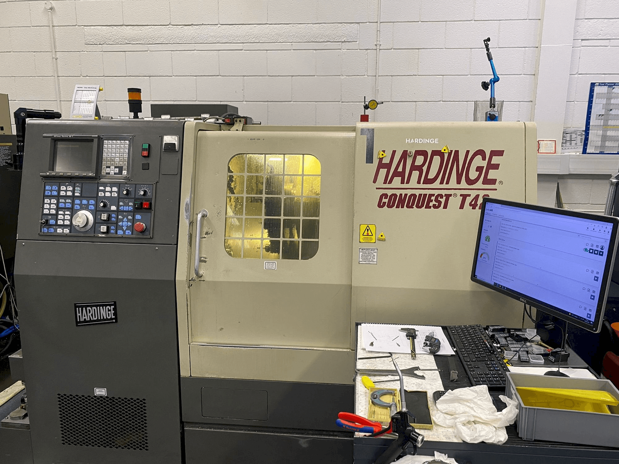 A HARDINGE Conquest T42 gép elölnézete