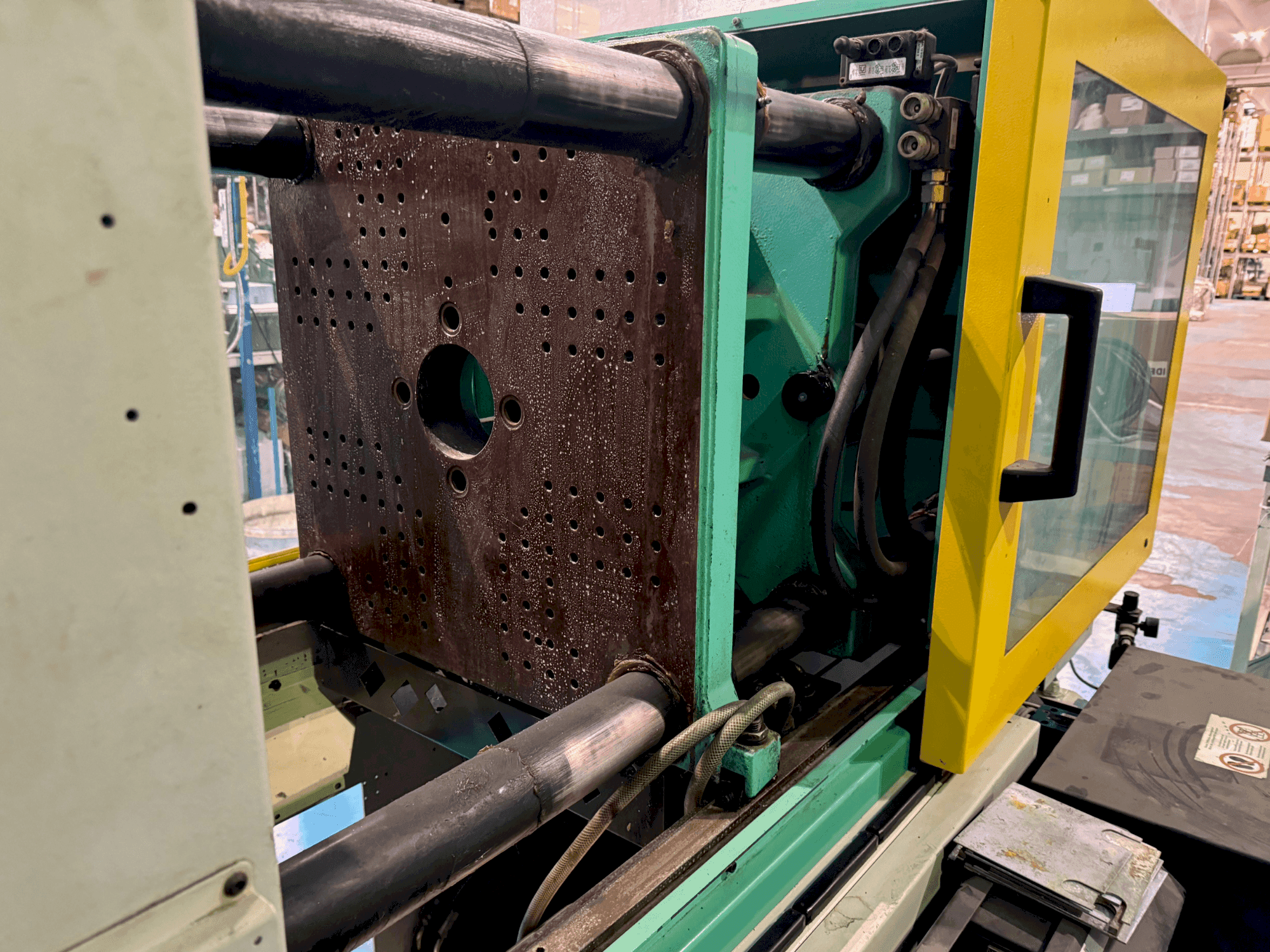 A Arburg ALLROUNDER CENTEX 470 C 1500-800 gép elölnézete