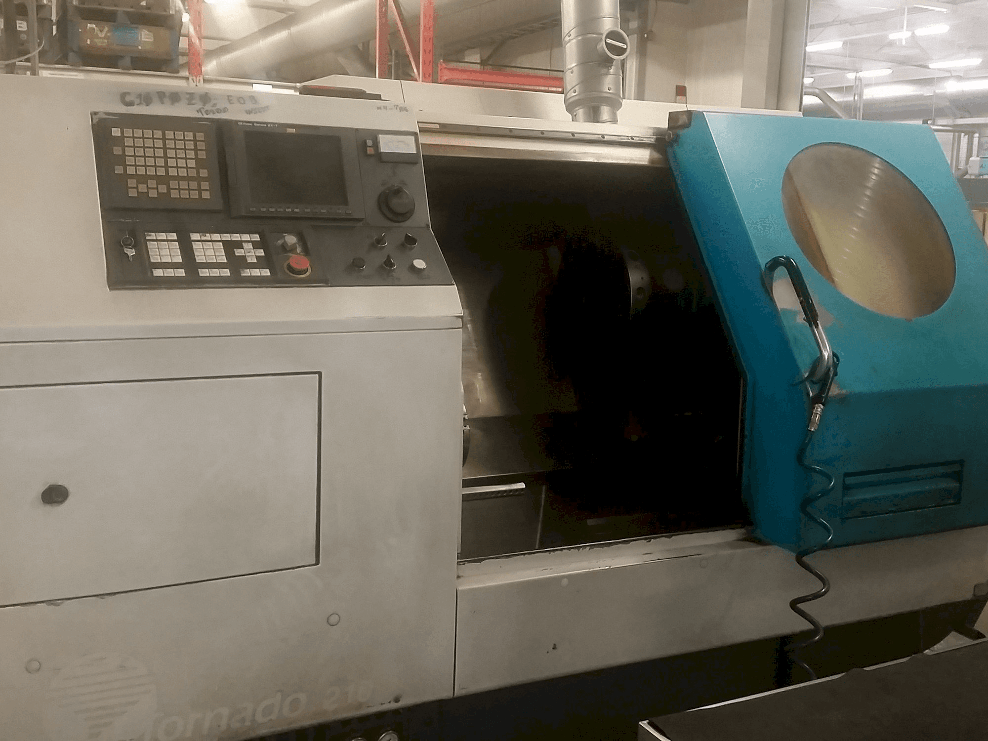 A 600 Lathes Tornado 210 gép elölnézete