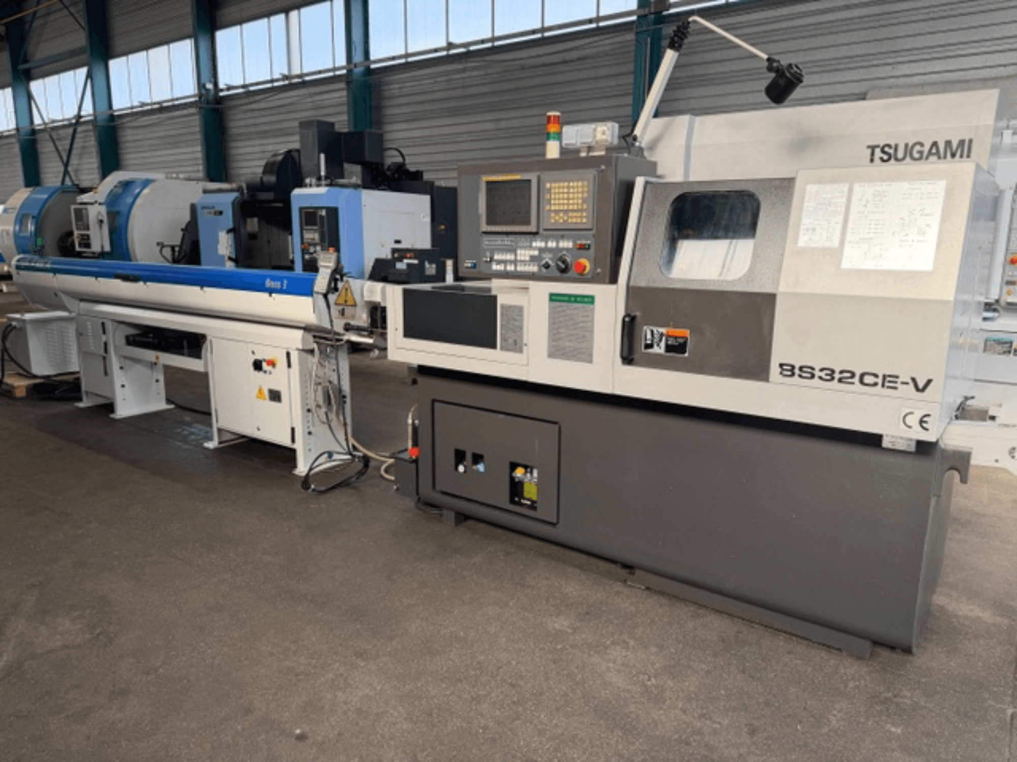 TSUGAMI BS32CE-V svájci típusú esztergagép elölnézetben, vezérlőpanellel és csatlakoztatott orsóval.