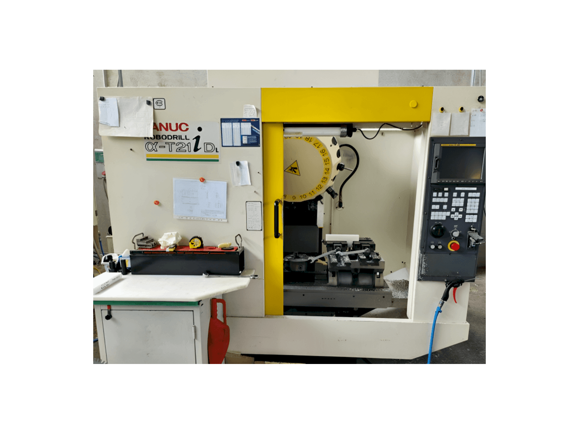 A FANUC Robodrill Alpha T21iD gép elölnézete