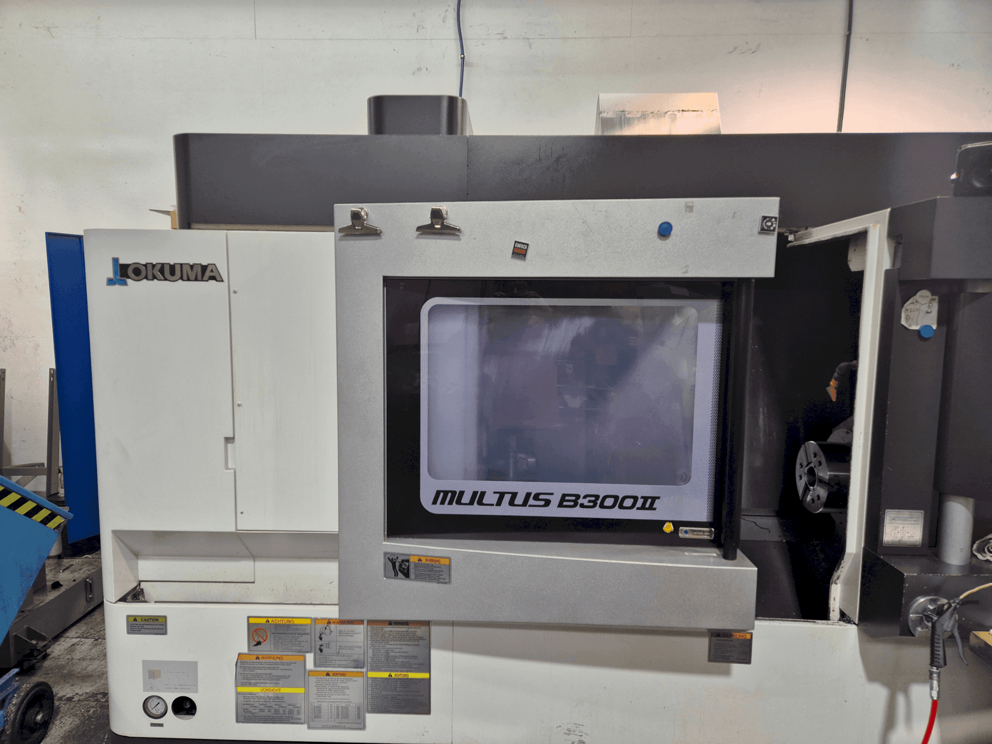 A Okuma Multus B300 II gép elölnézete