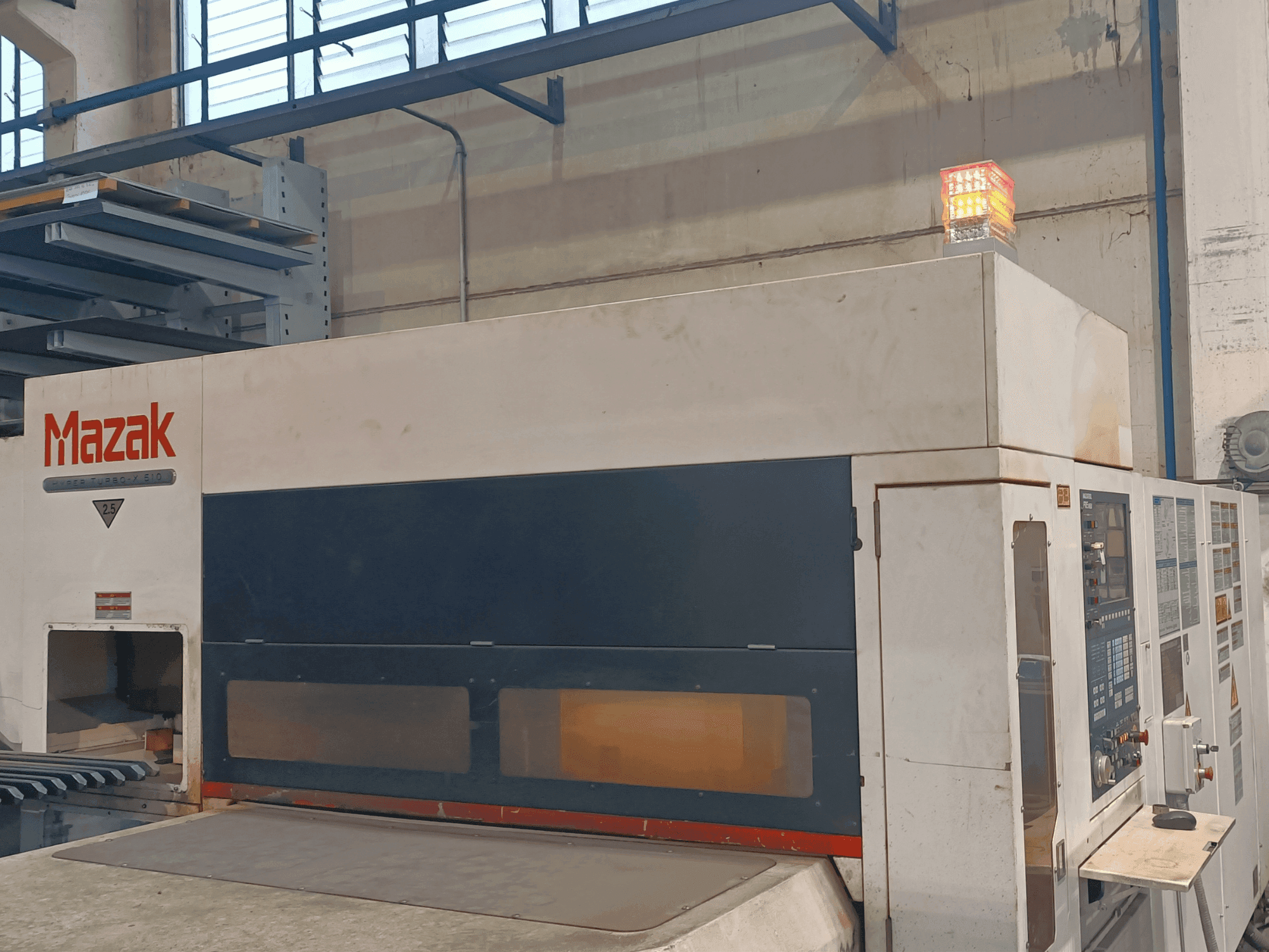A Mazak MAZAK HTX510 gép elölnézete