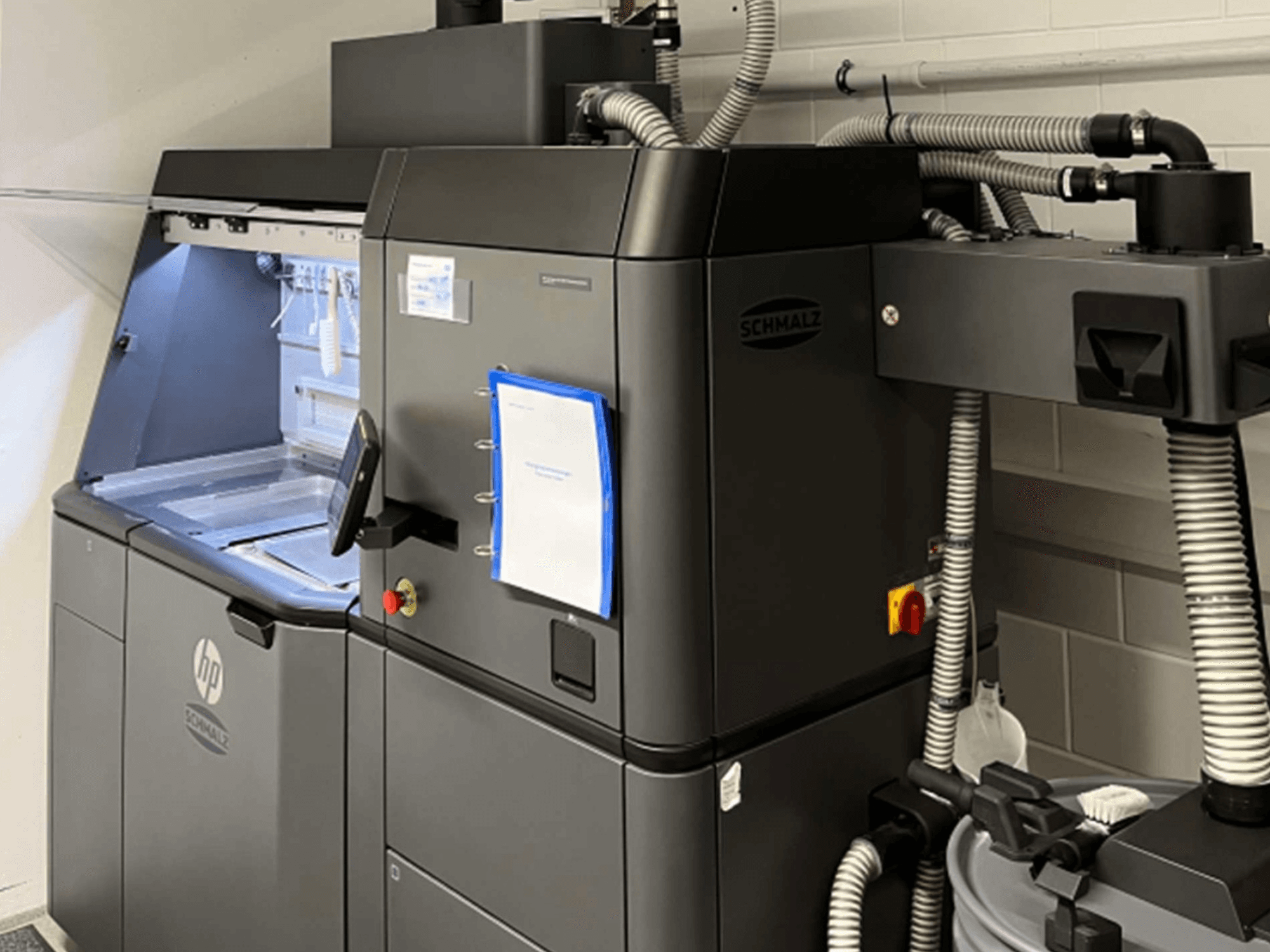 HP Jet Fusion 3D 4200 műanyag 3D-nyomtató, oldalnézet, amelyen látható a vezérlőpanel és a belső alkatrészek.