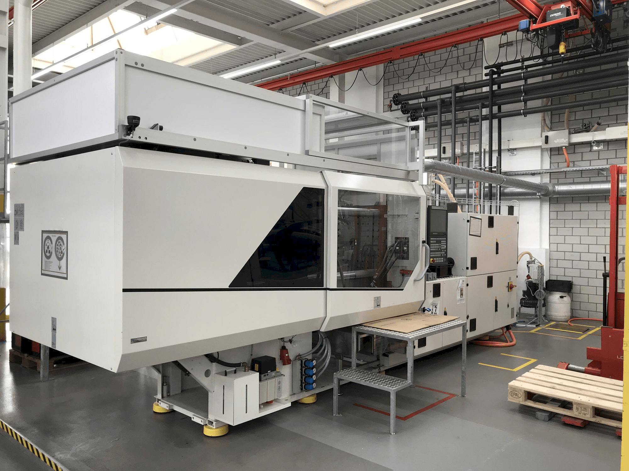 A Sumitomo Demag EL-EXIS SP 200/560-675 gép elölnézete