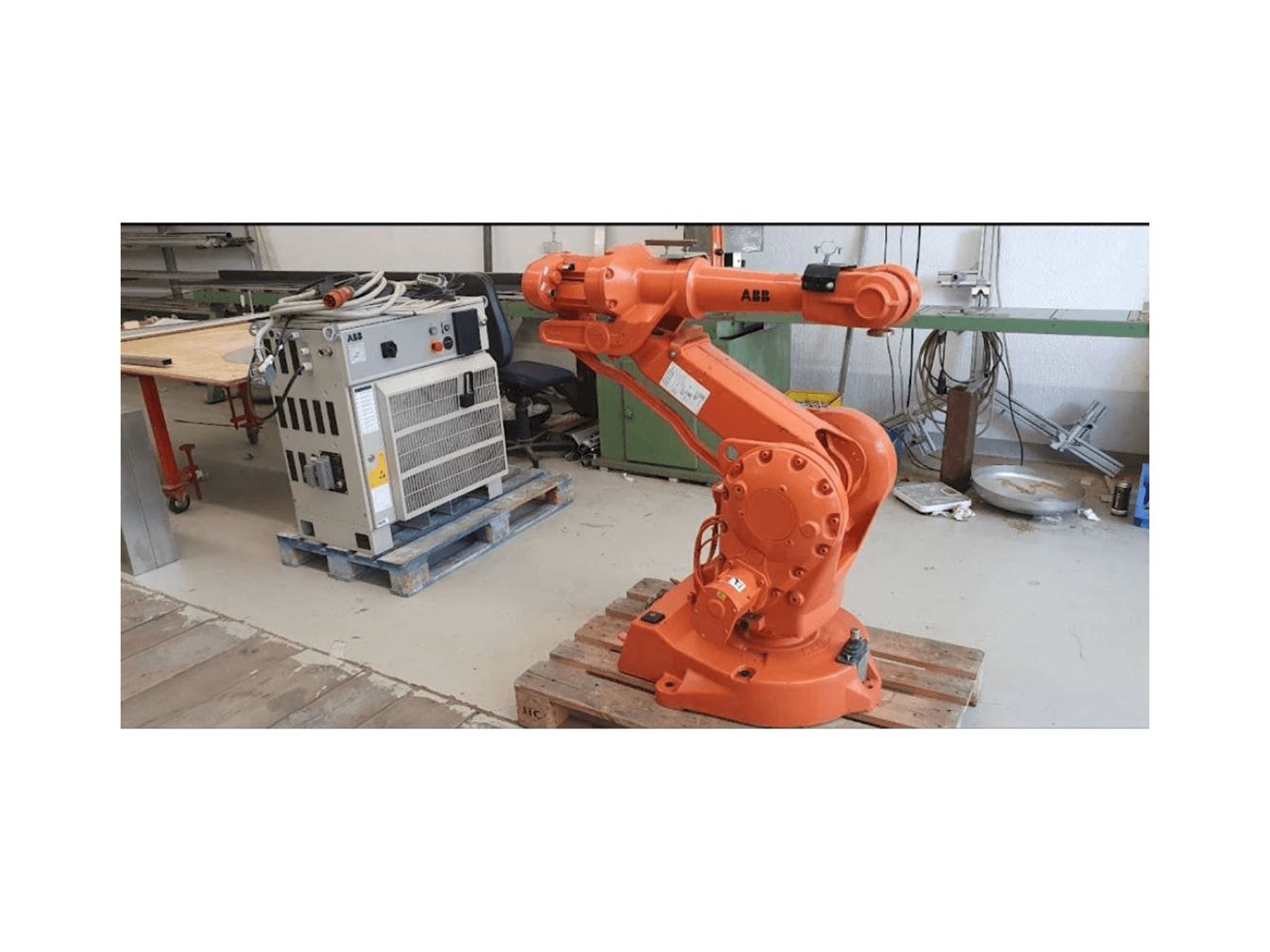 A ABB IRB 2400 M2000 gép elölnézete