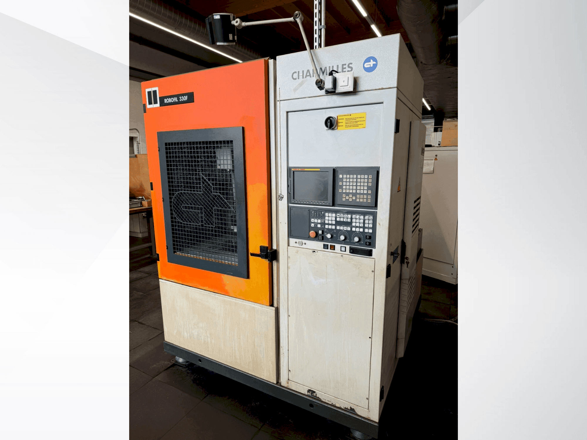 A CHARMILLES Robofil 330F gép elölnézete