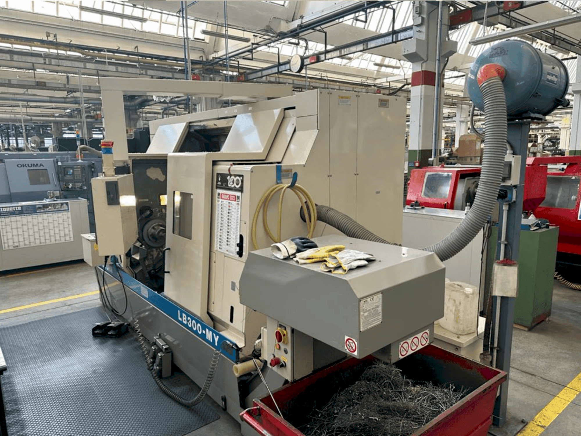 A Okuma LB 300 MY (2000) gép elölnézete