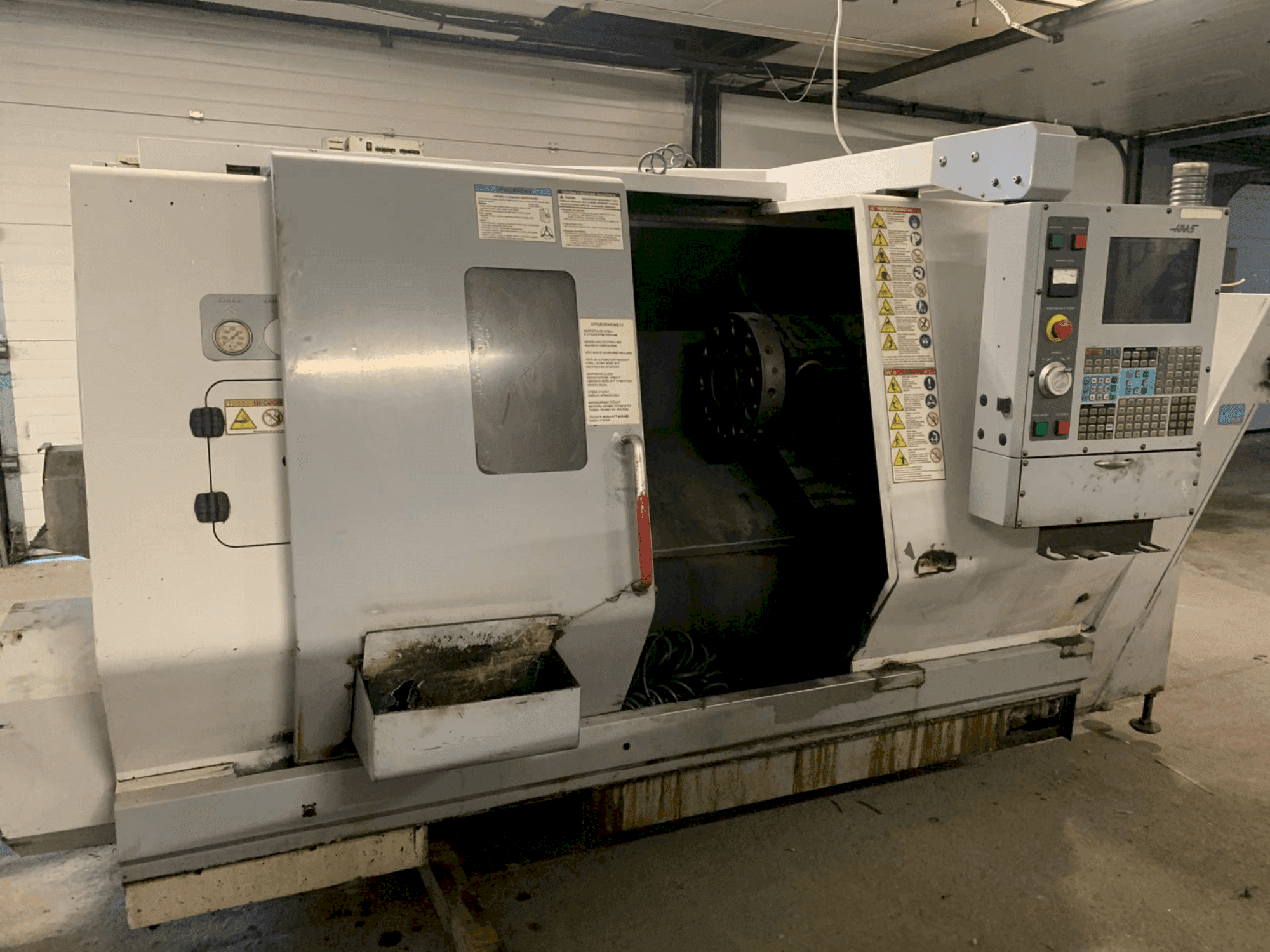 A HAAS SL-20HE gép elölnézete