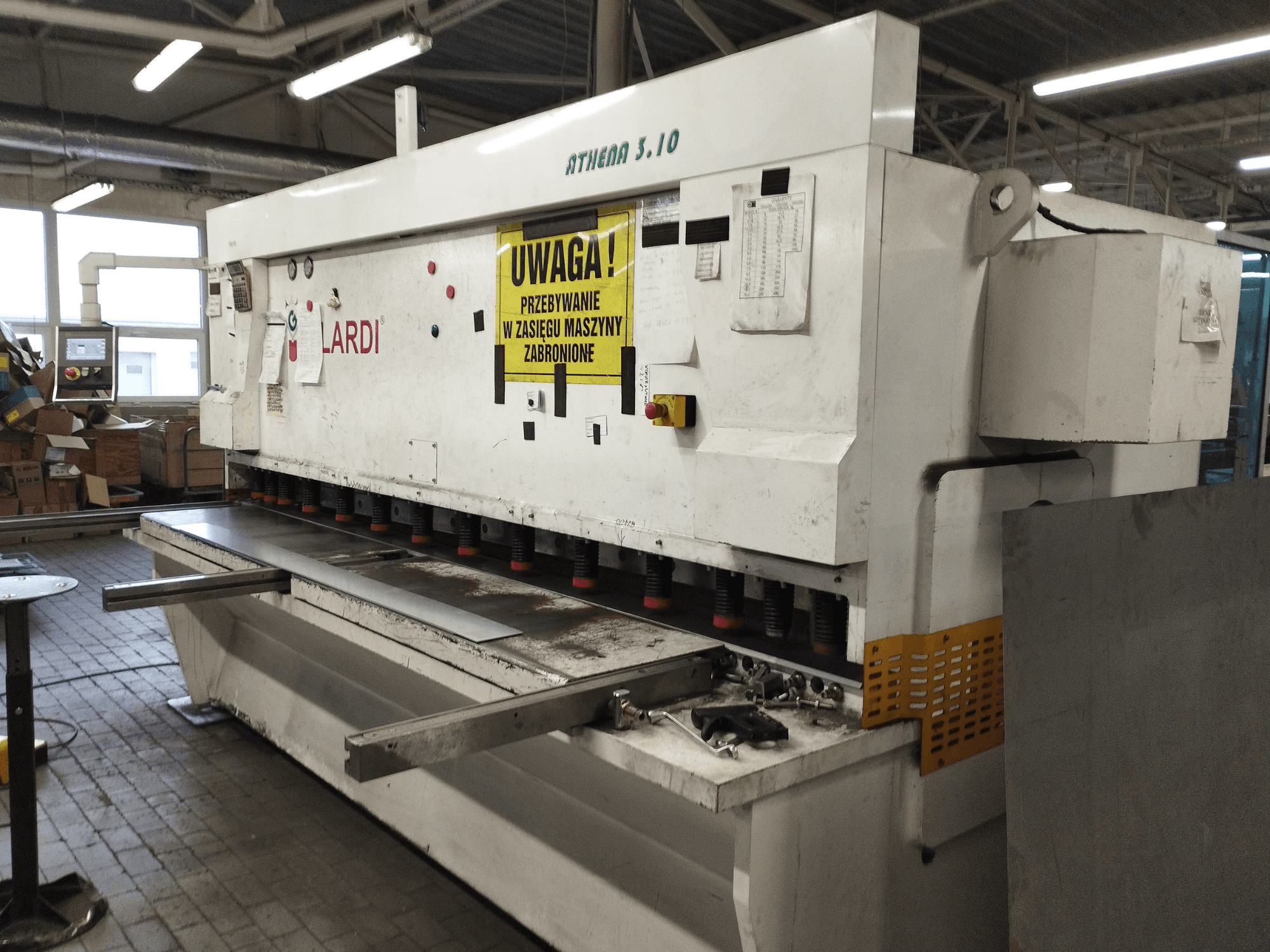 GILARDI ATHENA 3.10 CNC-vágógép egy műhelyben, elölnézetből, a vezérlőpanellel és a vágókésekkel.