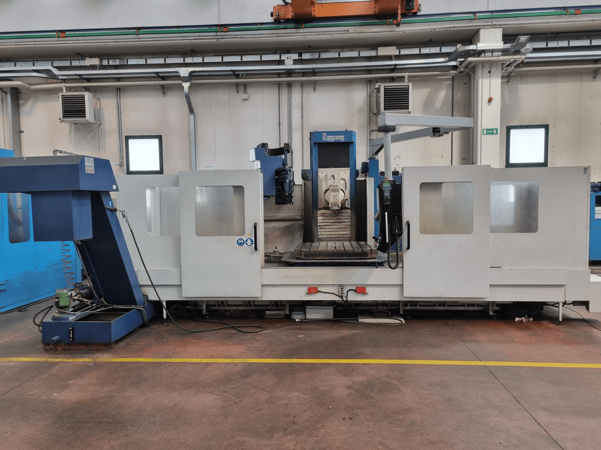 "Brembana" CNC marógép, oldalnézetben a vezérlőpanel és a kezelőterület, benne egy munkaasztallal.